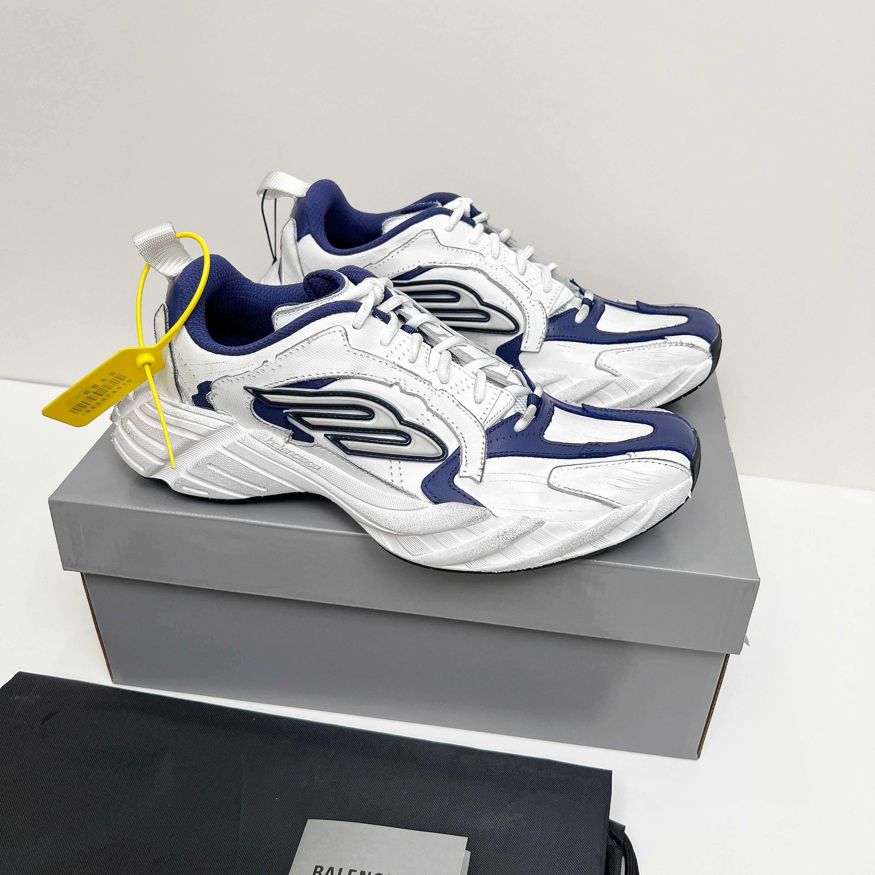 NO:283235,Nice version of couple dad shoes, the latest hit on the purchasing counter, Sneaker series, casual dad shoes, sports shoes, the overall shoe shape draws on the creative ideas of the two shoe shapes [Tra and Runner], which is equivalent to removing the outer frame of the Tra shoe body and inheriting Runner's streamlined shape and Tra flat toe. Original custom imported cowhide, original model opening ultralight MD combination, super light, super comfortable Size#35-45, men and women size,, sneakers, cowhide19860909Nice版本情侣老爹鞋 代购级专柜最新爆款 Sneaker系列 休闲 老爹鞋 运动鞋  整体鞋型汲取了[Tra和Runner]两款鞋型的创作思路 相当于把 Tra鞋身的外框拆了下来 同时继承了 Runner的流线造型和 Tra扁平的鞋头. 原版定制进口牛皮面料 原版开模超轻MD组合 超级轻 超级舒适 Size#35-45 男女码,,sneakers,cowhide,Men's shoes