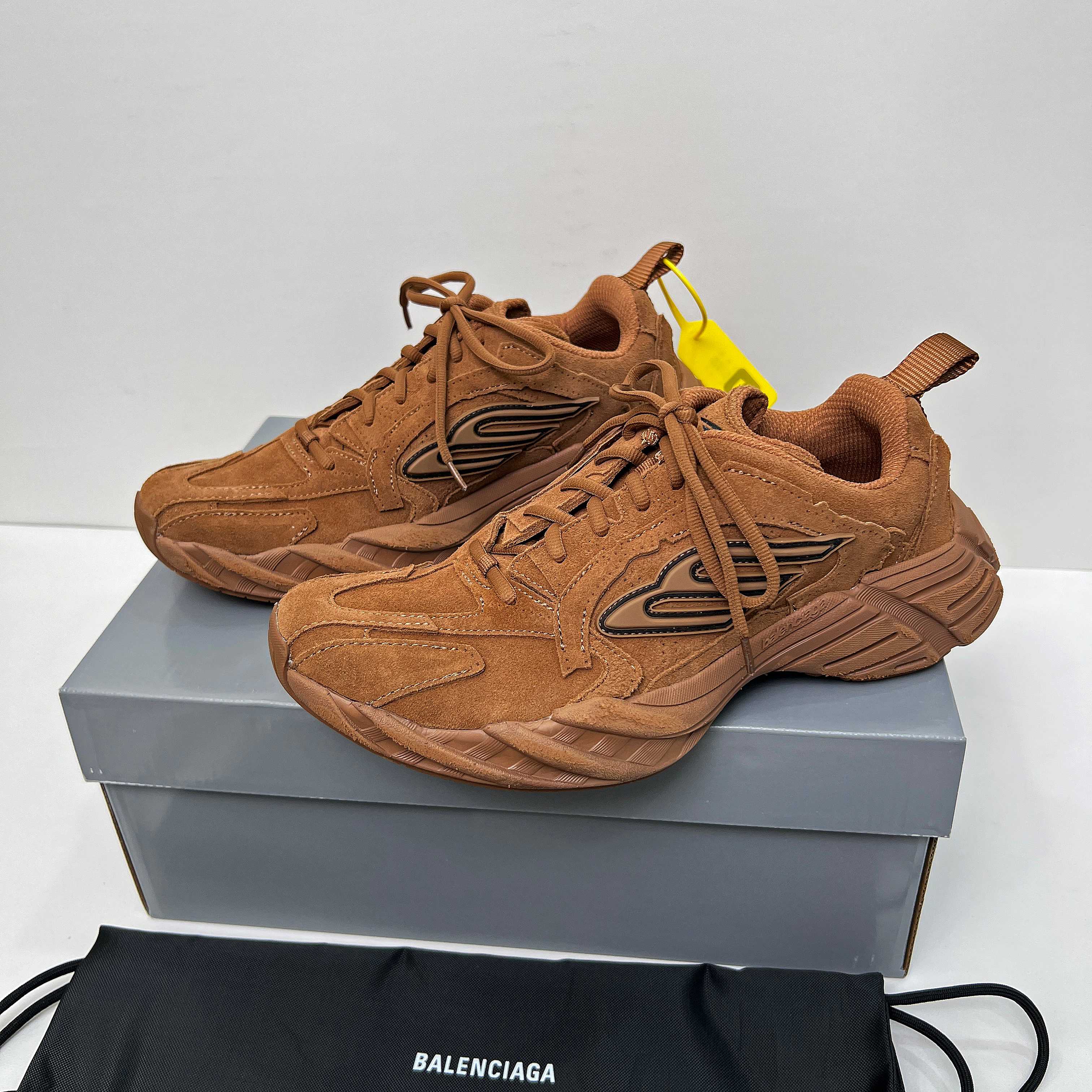 NO:354397,Nice version of couple dad shoes, the latest hit on the purchasing counter, Sneaker series, casual dad shoes, sports shoes, the overall shoe shape draws on the creative ideas of the two shoe shapes [Tra and Runner], which is equivalent to removing the outer frame of the Tra shoe body and inheriting Runner's streamlined shape and Tra flat toe. Original custom reverse fur Original opening model ultra-light MD combination, super light, super comfortable Size#35-45, men and women size,,sneakers19860909Nice版本情侣老爹鞋 代购级专柜最新爆款 Sneaker系列 休闲 老爹鞋 运动鞋  整体鞋型汲取了[Tra和Runner]两款鞋型的创作思路 相当于把 Tra鞋身的外框拆了下来 同时继承了 Runner的流线造型和 Tra扁平的鞋头. 原版定制反毛皮 原版开模超轻MD组合 超级轻 超级舒适 Size#35-45 男女码,,sneakers,Men's shoes