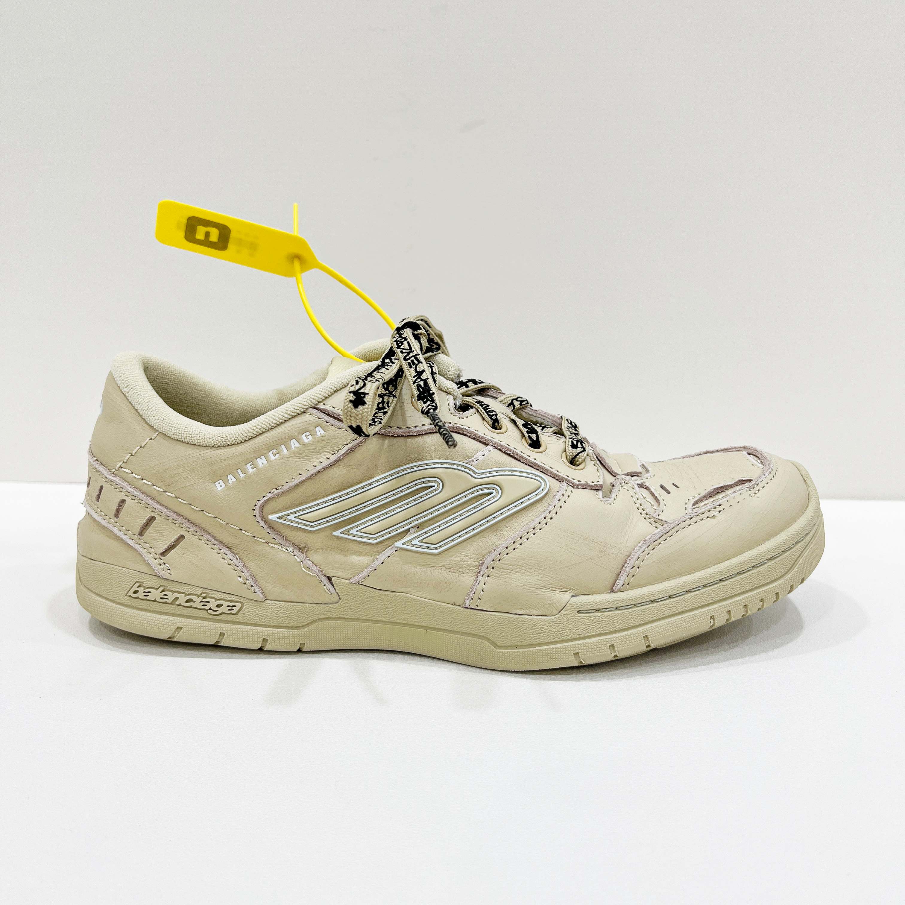 NO:354362,Nice version Balenciaga Hamptons Worn-Out 18th generation Polyester (polyester fiber) cowhide leather Round toe lace up Low top Life casual shoes Production line Production line development The most authentic soul version Full shoe fluorescent marking points Glue control neatness and pursuit of ultimate perfection Every pair is a handicraft Multiple QC quality inspection exceeds the company's goods Quality control standards Real inspection-free products Original box Original font Electric embroidery Correct thickness, position, and size Correct side TPU Breathable hole matching is original Original separation of the sole TPU soft sole Original uniform sole LOGO Full three-dimensional sense Original leather washing and old Size 35 36 37 38 39 40 41 42 43 44 45  46, balenciaga, balenciaga, cowhide19860909Nice版本 Balenciaga Hamptons Worn-Out 巴黎世家十八18代 涤纶（聚酯纤维）牛皮革 圆头系带 低帮 生活休闲鞋板鞋 生产线出品全套原纸板楦头开发 最原汁原味的灵魂版型 全鞋荧光划线卡点 胶水把控整洁度追求极致完美 每一双都是工艺品 多重QC质检 超越公司货的品控标准 实实在在的免检产品 原盒原配 正确字体电绣 粗细、位置、大小正确 侧边TPU 透气孔匹配意产原版 正确分离大底 TPU软底 原版一致大底LOGO 立体感十足 原厂皮料水洗做旧 尺码35 36 37 38 39 40 41 42 43 44 45 46,,balenciaga,balenciaga,cowhide,Men's shoes