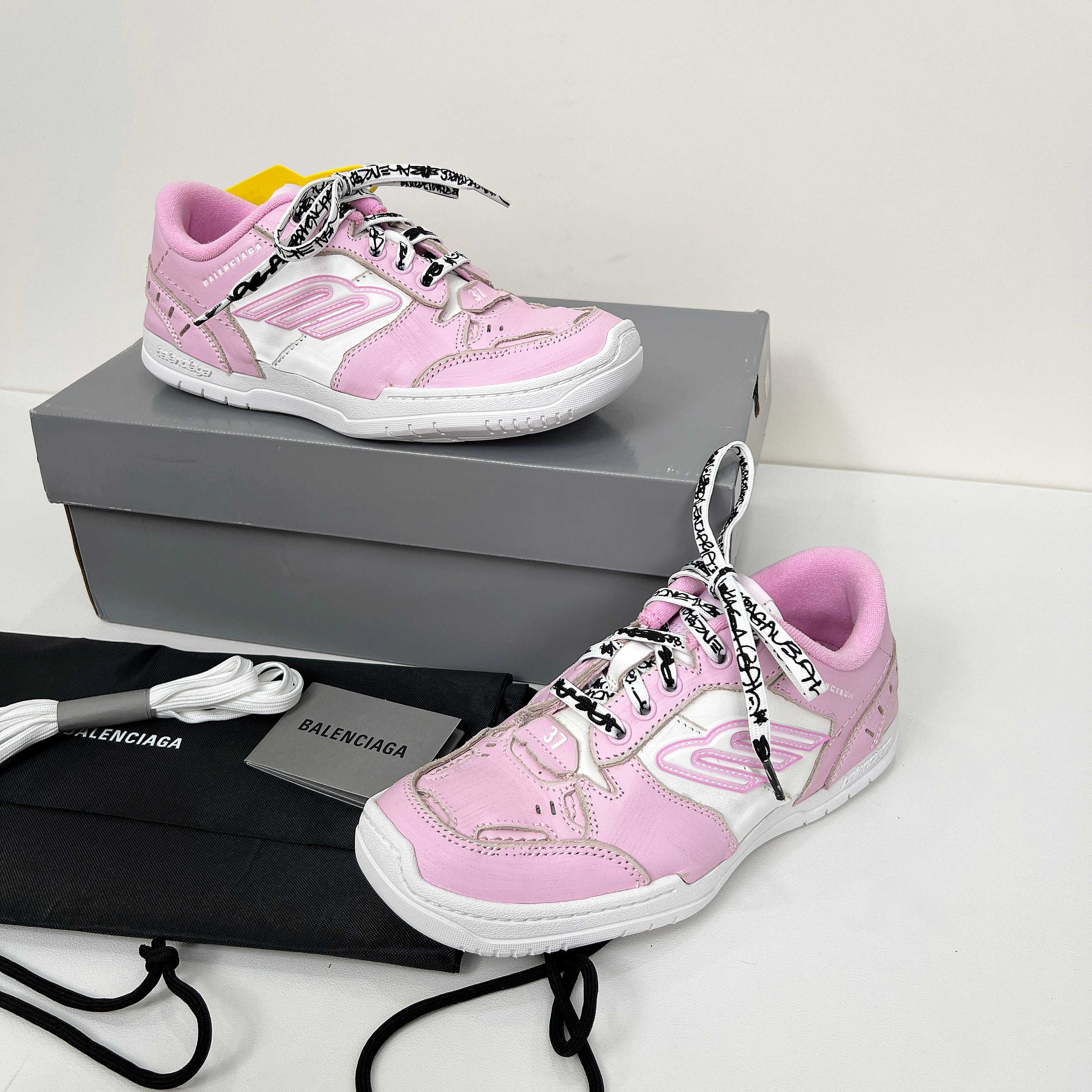 NO:532943,Nice version Balenciaga Hamptons Worn-Out Polyester (polyester fiber) cowhide leather Round toe lace up low top Life casual shoes Production line Production line development The most authentic soul version Full shoe fluorescent marking points Glue control neatness and pursuit of ultimate perfection Every pair is a craft Multiple QC quality inspection exceeds the company's goods Quality control standards Real inspection-free products Original box Original font Electric embroidery Correct thickness, position, and size Correct side TPU Breathable hole matching is original Original separation of the sole TPU soft sole Original uniform sole LOGO Full three-dimensional sense Original leather washing and old Size 35 36 37 38 39 40 41 42 43 44 45  46, balenciaga, balenciaga, cowhide19860909Nice版本 Balenciaga Hamptons Worn-Out 巴黎世家十八18代 涤纶（聚酯纤维）牛皮革 圆头系带 低帮 生活休闲鞋板鞋 生产线出品全套原纸板楦头开发 最原汁原味的灵魂版型 全鞋荧光划线卡点 胶水把控整洁度追求极致完美 每一双都是工艺品 多重QC质检 超越公司货的品控标准 实实在在的免检产品 原盒原配 正确字体电绣 粗细、位置、大小正确 侧边TPU 透气孔匹配意产原版 正确分离大底 TPU软底 原版一致大底LOGO 立体感十足 原厂皮料水洗做旧 尺码35 36 37 38 39 40 41 42 43 44 45 46,,balenciaga,balenciaga,cowhide,Men's shoes