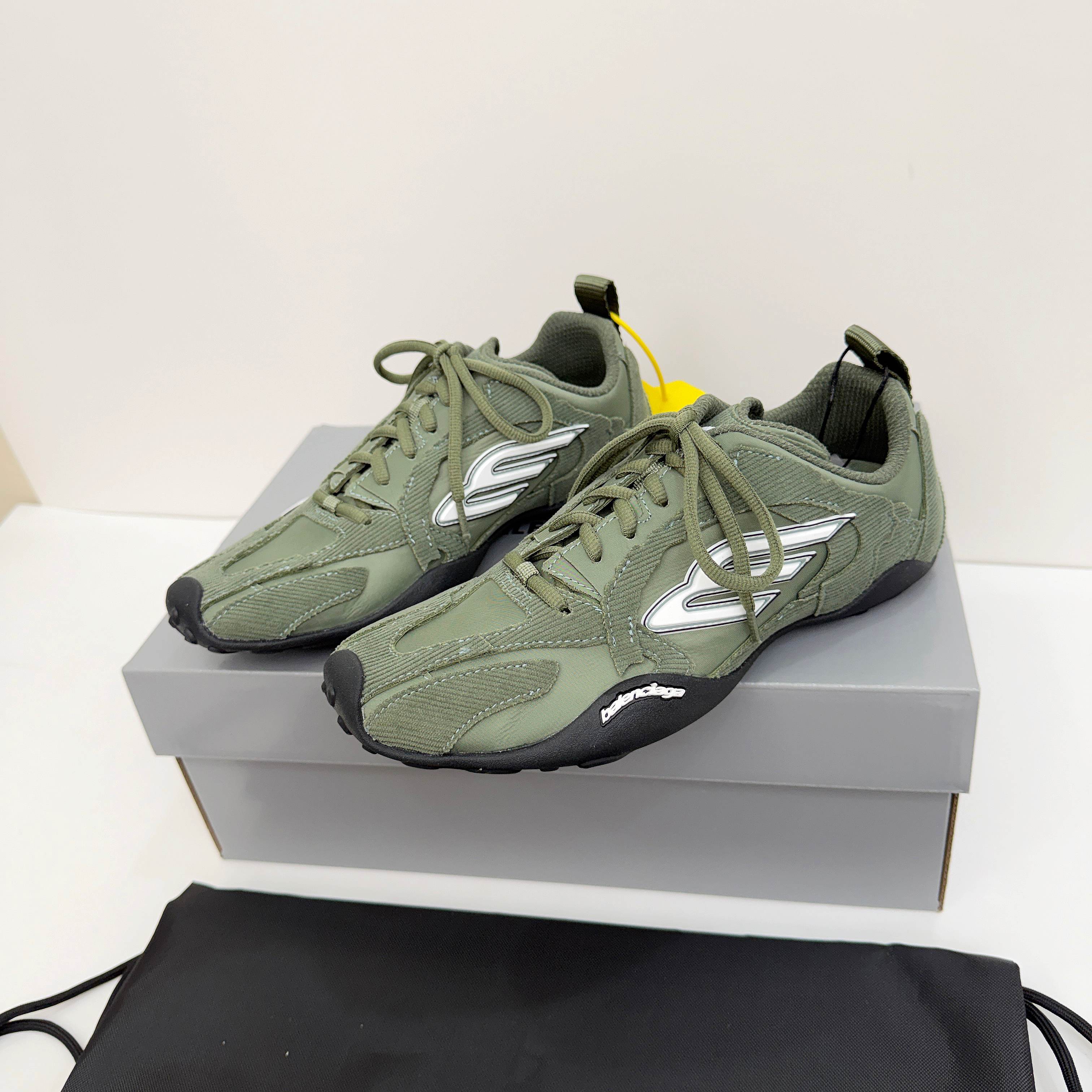 NO:745966,Nice version of the 21st generation couple's dad shoes, the latest hot model from purchasing counters, Sneaker series, casual dad shoes, sports shoes. The overall shoe shape draws on the creative ideas of the two shoe types [Tra and Runner]. It is equivalent to removing the outer frame of the Tra shoe body. It also inherits the streamlined shape of the Runner and the flat toe of the Tra. Original customized suede. Original molded ultra-light MD combination. Super light and super comfortable. Size#35-45 for men and women,,sneakers19860909Nice版本21代情侣老爹鞋 代购级专柜最新爆款 Sneaker系列 休闲 老爹鞋 运动鞋  整体鞋型汲取了[Tra和Runner]两款鞋型的创作思路 相当于把 Tra鞋身的外框拆了下来 同时继承了 Runner的流线造型和 Tra扁平的鞋头. 原版定制反毛皮 原版开模超轻MD组合 超级轻 超级舒适 Size#35-45 男女码,,sneakers,Men's shoes