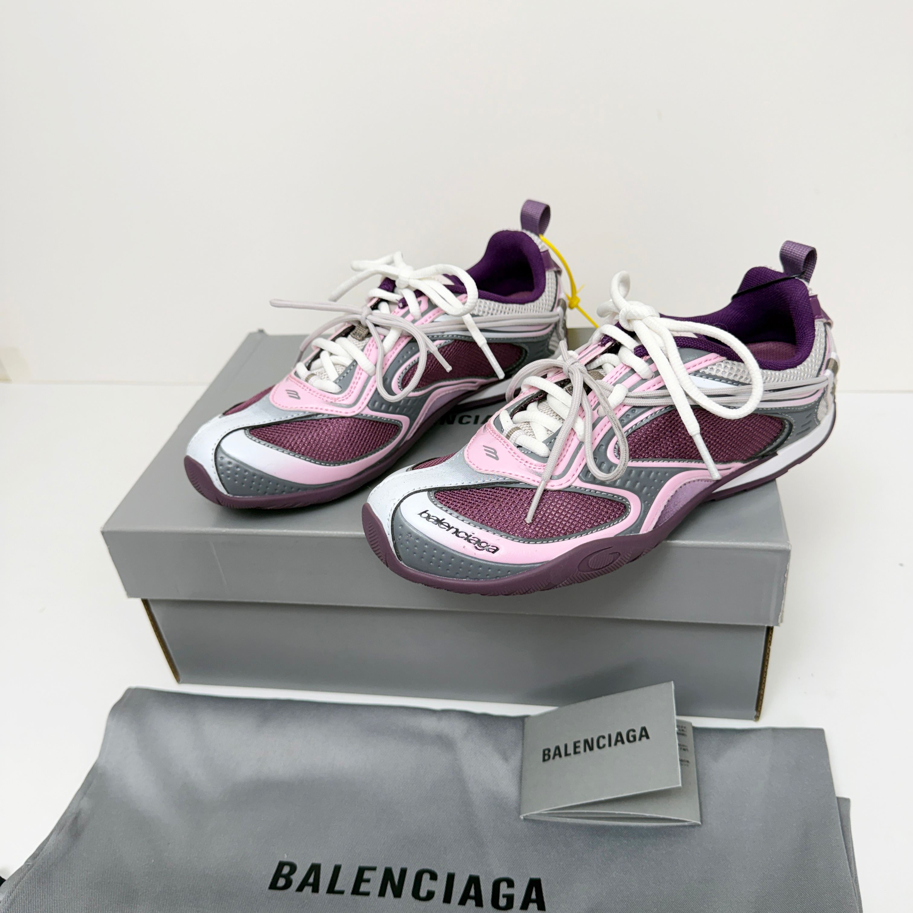 NO:834362,Nice version Balenciaga Radar has mastered it. This pair of shoes welds together the sense of millennium retro and future technology. The streamlined body + double shoelace design brings an effortless sense of pioneering. The mesh surface is breathable and light, and it directly unlocks the 'stepping on clouds' feeling when worn on the feet. It is excellent when paired with overalls and sweatpants. The radar signal is locked, and Radar has a sense of pioneering. Millennial sports style, romantic rebellion in pink and purple tones. Thin soles are lightweight, giving a sense of the future to the feet.  Double shoelace design, dual expression of practicality and fashion. Size 35-42, balenciaga19860909Nice版本 巴黎世家Radar狠狠拿捏了 这双鞋把千禧复古和未来科技感焊在了一起 流线型鞋身+双鞋带设计,自带一种不费力的先锋感 网面透气又轻,上脚直接解锁“踩云感” 搭配工装裤、运动裤都超绝, 雷达信号锁定,先锋感拉满的Radar 千禧运动风,粉紫调的浪漫反叛 薄底轻量,把未来感穿在脚上 双鞋带设计,实用与潮流的双重表达 尺码35-42,,balenciaga,Men's shoes