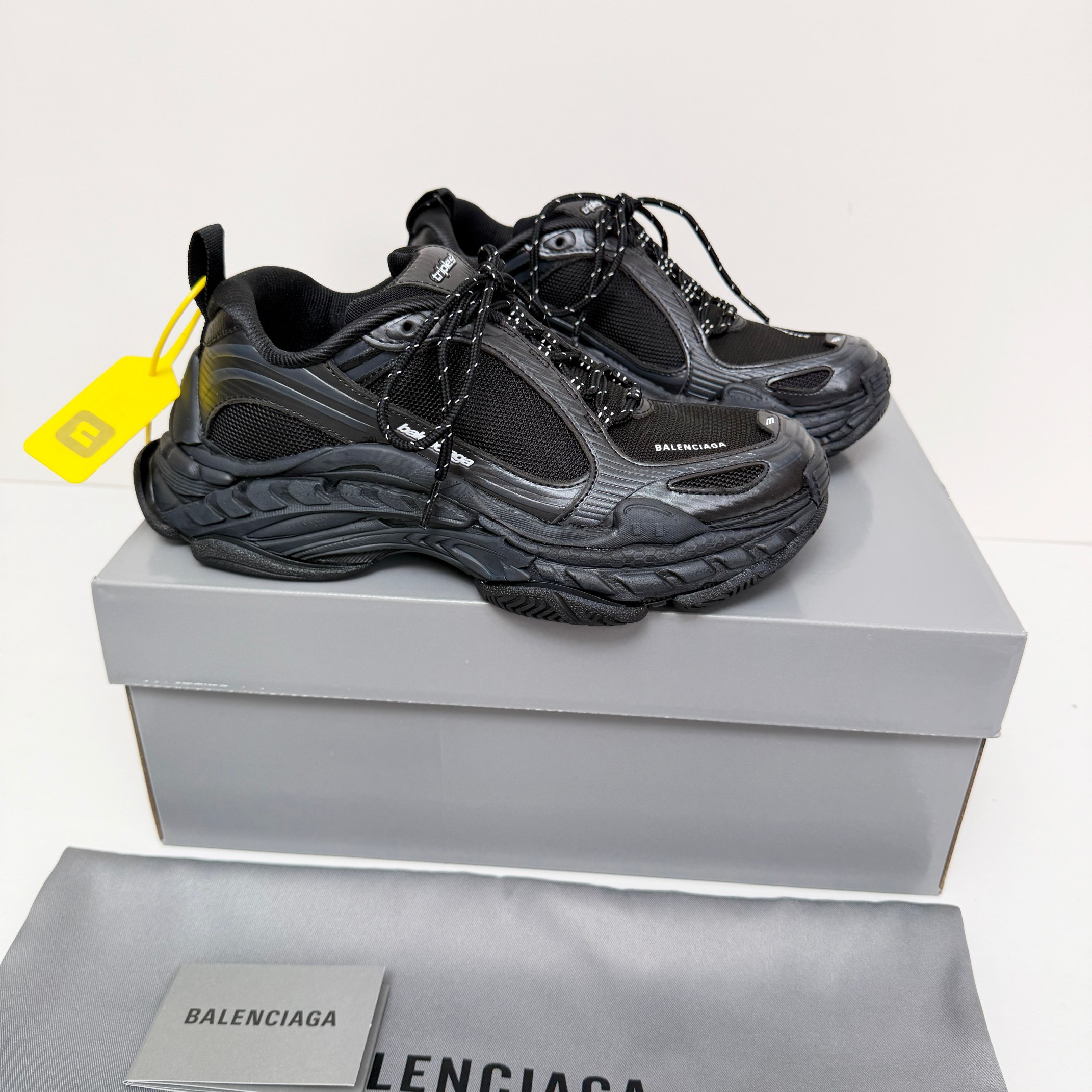 NO:834366,Nice version of Balenciaga Triple S.2 Gradient has a unique relaxed pioneering feel. This pair of shoes combines retro distressing and futuristic dad shoes. Dirty gray gradient + layered deconstructed soles, with a high-end 'industrial wasteland style', which directly increases the height of the upper toe and can also weld the street feel to the feet. Paired with wide-leg pants and overalls, it brings a sense of camera in casual wear. Old gray tones, an advanced expression of Triple S. Deconstructed thick soles, stepping on the pioneers under your feet.  Wasteland aesthetics, the story of a pair of shoes. The effortless sense of luxury comes from the Triple S.2. The layered soles hide the romance of deconstruction. Wear them and bring the pioneer of wasteland aesthetics into every step of your daily life. Sizes 35-45, balenciaga19860909Nice版本Balenciaga Triple S.2 Gradient独有的松弛先锋感 这双鞋把复古做旧和未来感老爹鞋玩明白了 脏灰渐变+分层解构鞋底,自带高级的“工业废土风” 上脚直接增高,还能把街头感焊在脚上 搭配阔腿裤、工装裤,随便穿都自带镜头感 做旧灰调,Triple S的进阶表达 解构厚底,把先锋踩在脚下 废土美学,一双鞋的故事感 不费力的高级感,来自Triple S.2 分层的鞋底里,藏着解构主义的浪漫. 穿上它,把废土美学的先锋,穿进日常的每一步. 尺码35-45,,balenciaga,Men's shoes