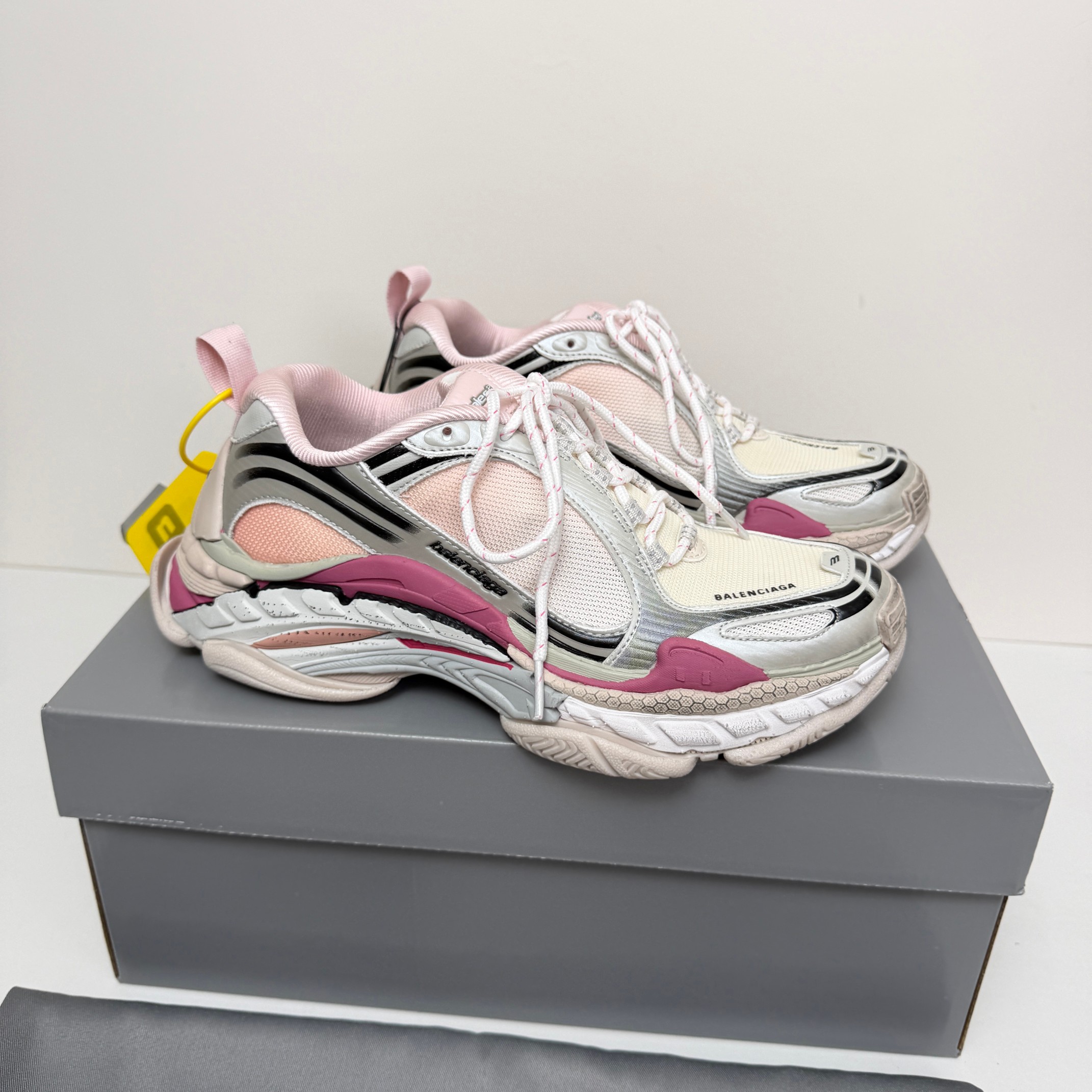 NO:834370,Nice version of Balenciaga Triple S.2 Gradient has a unique relaxed pioneering feel. This pair of shoes combines retro distressing and futuristic dad shoes. Dirty gray gradient + layered deconstructed soles, with a high-end 'industrial wasteland style', which directly increases the height of the upper toe and can also weld the street feel to the feet. Paired with wide-leg pants and overalls, it brings a sense of camera in casual wear. Old gray tones, an advanced expression of Triple S. Deconstructed thick soles, stepping on the pioneers under your feet.  Wasteland aesthetics, the story of a pair of shoes. The effortless sense of luxury comes from the Triple S.2. The layered soles hide the romance of deconstruction. Wear them and bring the pioneer of wasteland aesthetics into every step of your daily life. Sizes 35-42, balenciaga19860909Nice版本Balenciaga Triple S.2 Gradient独有的松弛先锋感 这双鞋把复古做旧和未来感老爹鞋玩明白了 脏灰渐变+分层解构鞋底,自带高级的“工业废土风” 上脚直接增高,还能把街头感焊在脚上 搭配阔腿裤、工装裤,随便穿都自带镜头感 做旧灰调,Triple S的进阶表达 解构厚底,把先锋踩在脚下 废土美学,一双鞋的故事感 不费力的高级感,来自Triple S.2 分层的鞋底里,藏着解构主义的浪漫. 穿上它,把废土美学的先锋,穿进日常的每一步. 尺码35-42,,balenciaga,Men's shoes