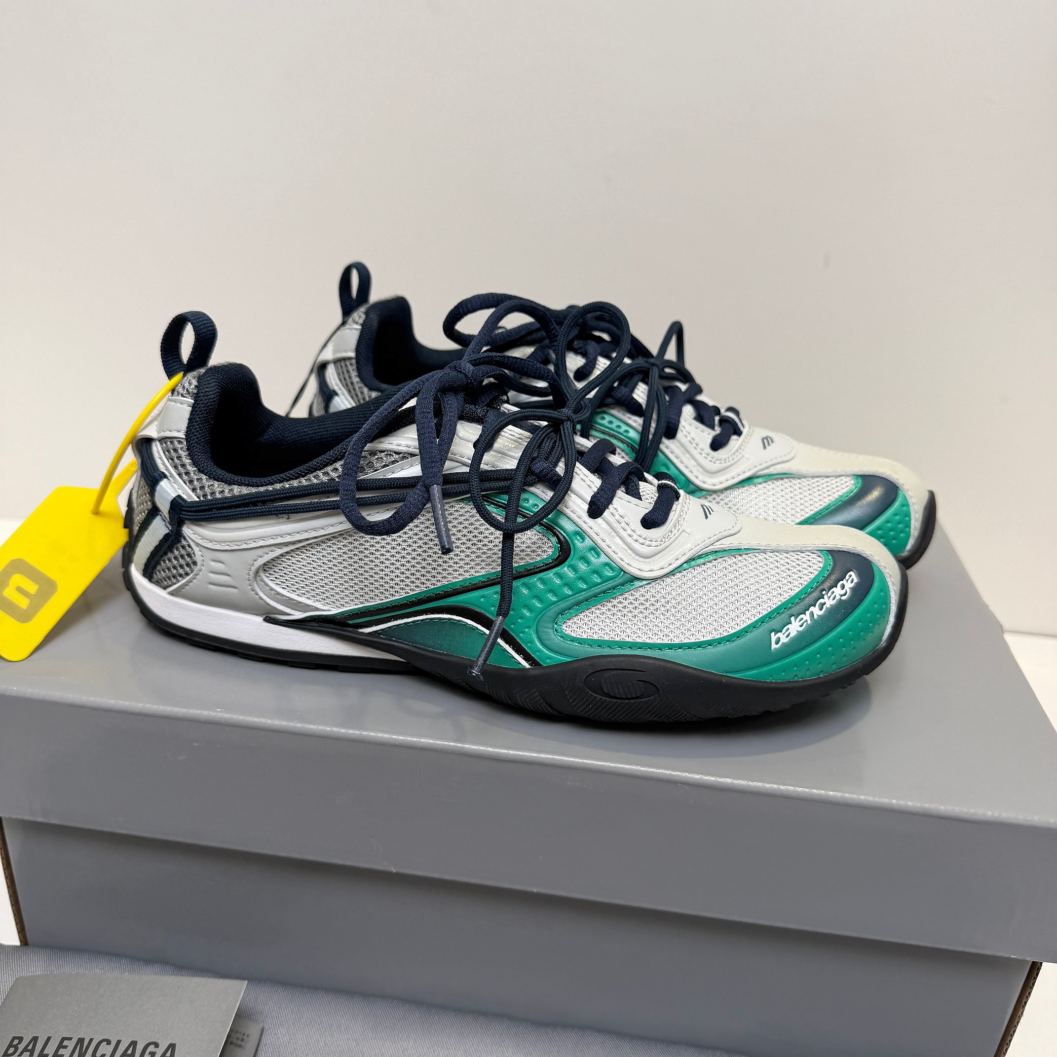 NO:834358,Nice version Balenciaga Radar has mastered it. This pair of shoes welds together the sense of millennium retro and future technology. The streamlined body + double shoelace design brings an effortless sense of pioneering. The mesh surface is breathable and light, and it directly unlocks the 'stepping on clouds' feeling when worn on the feet. It is excellent when paired with overalls and sweatpants. The radar signal is locked, and Radar has a sense of pioneering. Millennial sports style, romantic rebellion in pink and purple tones. Thin soles are lightweight, giving a sense of the future to the feet.  Double shoelace design, dual expression of practicality and fashion. Size 35-45, balenciaga19860909Nice版本 巴黎世家Radar狠狠拿捏了 这双鞋把千禧复古和未来科技感焊在了一起 流线型鞋身+双鞋带设计,自带一种不费力的先锋感 网面透气又轻,上脚直接解锁“踩云感” 搭配工装裤、运动裤都超绝, 雷达信号锁定,先锋感拉满的Radar 千禧运动风,粉紫调的浪漫反叛 薄底轻量,把未来感穿在脚上 双鞋带设计,实用与潮流的双重表达 尺码35-45,,balenciaga,Men's shoes