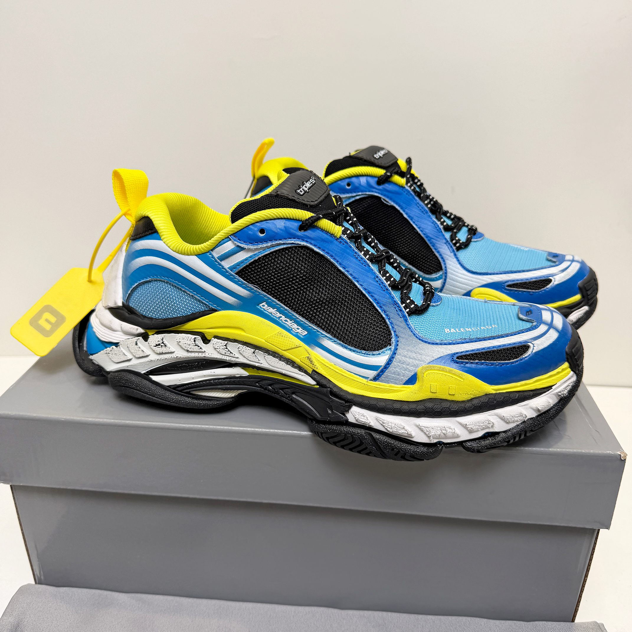 NO:834333,Nice version of Balenciaga Triple S.2 Gradient has a unique relaxed pioneering feel. This pair of shoes combines retro distressing and futuristic dad shoes. Dirty gray gradient + layered deconstructed soles, with a high-end 'industrial wasteland style', which directly increases the height of the upper toe and can also weld the street feel to the feet. Paired with wide-leg pants and overalls, it brings a sense of camera in casual wear. Old gray tones, an advanced expression of Triple S. Deconstructed thick soles, stepping on the pioneers under your feet.  Wasteland aesthetics, the story of a pair of shoes. The effortless sense of luxury comes from the Triple S.2. The layered soles hide the romance of deconstruction. Wear them and bring the pioneer of wasteland aesthetics into every step of your daily life. Sizes 35-45, balenciaga19860909Nice版本Balenciaga Triple S.2 Gradient独有的松弛先锋感 这双鞋把复古做旧和未来感老爹鞋玩明白了 脏灰渐变+分层解构鞋底,自带高级的“工业废土风” 上脚直接增高,还能把街头感焊在脚上 搭配阔腿裤、工装裤,随便穿都自带镜头感 做旧灰调,Triple S的进阶表达 解构厚底,把先锋踩在脚下 废土美学,一双鞋的故事感 不费力的高级感,来自Triple S.2 分层的鞋底里,藏着解构主义的浪漫. 穿上它,把废土美学的先锋,穿进日常的每一步. 尺码35-45,,balenciaga,Men's shoes