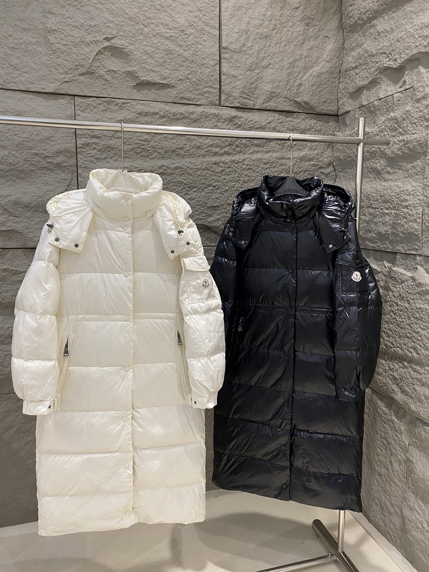 PwwdysbMoncler Cavettaz长款女士羽绒服夹克外套具有经典造型和方块格绗缝，彰显简洁而鲜明的美学风范，该长款单品采用nylon laque面料制成 赋予其颇具辨识度的品牌特色。经典黑色/白色 尺码SMLXL