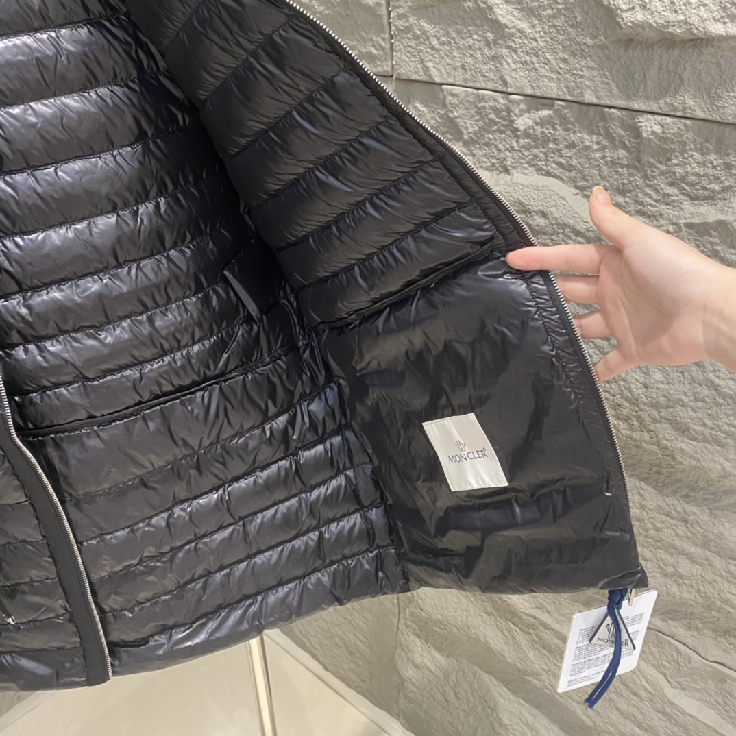High-quality Moncler Raie short down jacket in black, gray, purple. Sizes 012. Streamlined design, lightweight nylon, versatile style.-Big cat