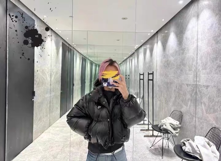 Guangzhou high-end Prada hooded down jacket. Short-cut design with detachable sleeves, can be worn as a vest. 90% white duck down for warmth. Features enamel metal triangle logo. Colors: black/white. Sizes: SML.-Big cat