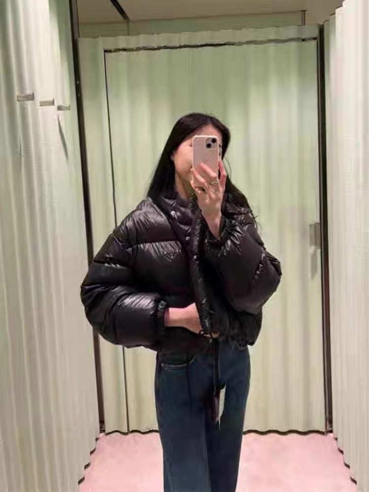 Guangzhou high-end Prada hooded down jacket. Short-cut design with detachable sleeves, can be worn as a vest. 90% white duck down for warmth. Features enamel metal triangle logo. Colors: black/white. Sizes: SML.-Big cat