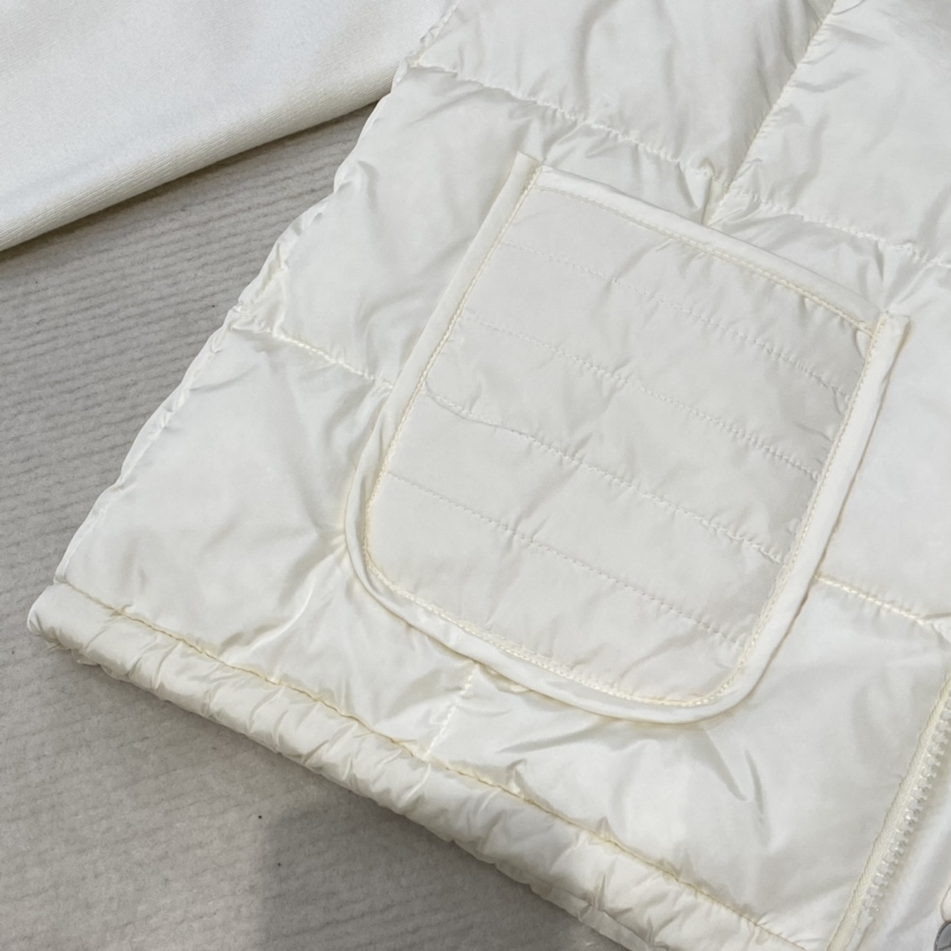 Guangzhou high-version Moncler women's cardigan stand collar spliced knitted down jacket. Colors: black/white. Sizes: S/M/L/XL.-Big cat