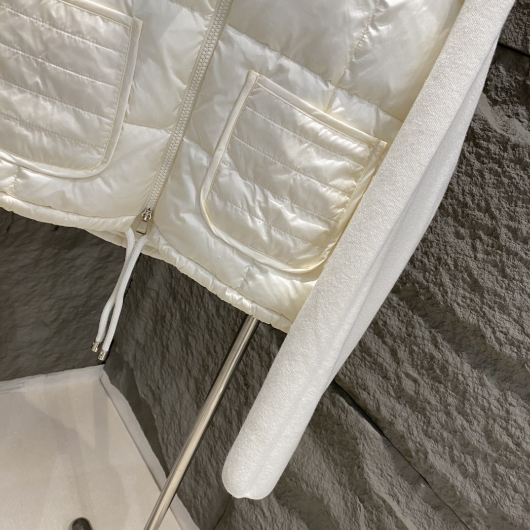 Guangzhou high-version Moncler women's cardigan stand collar spliced knitted down jacket. Colors: black/white. Sizes: S/M/L/XL.-Big cat