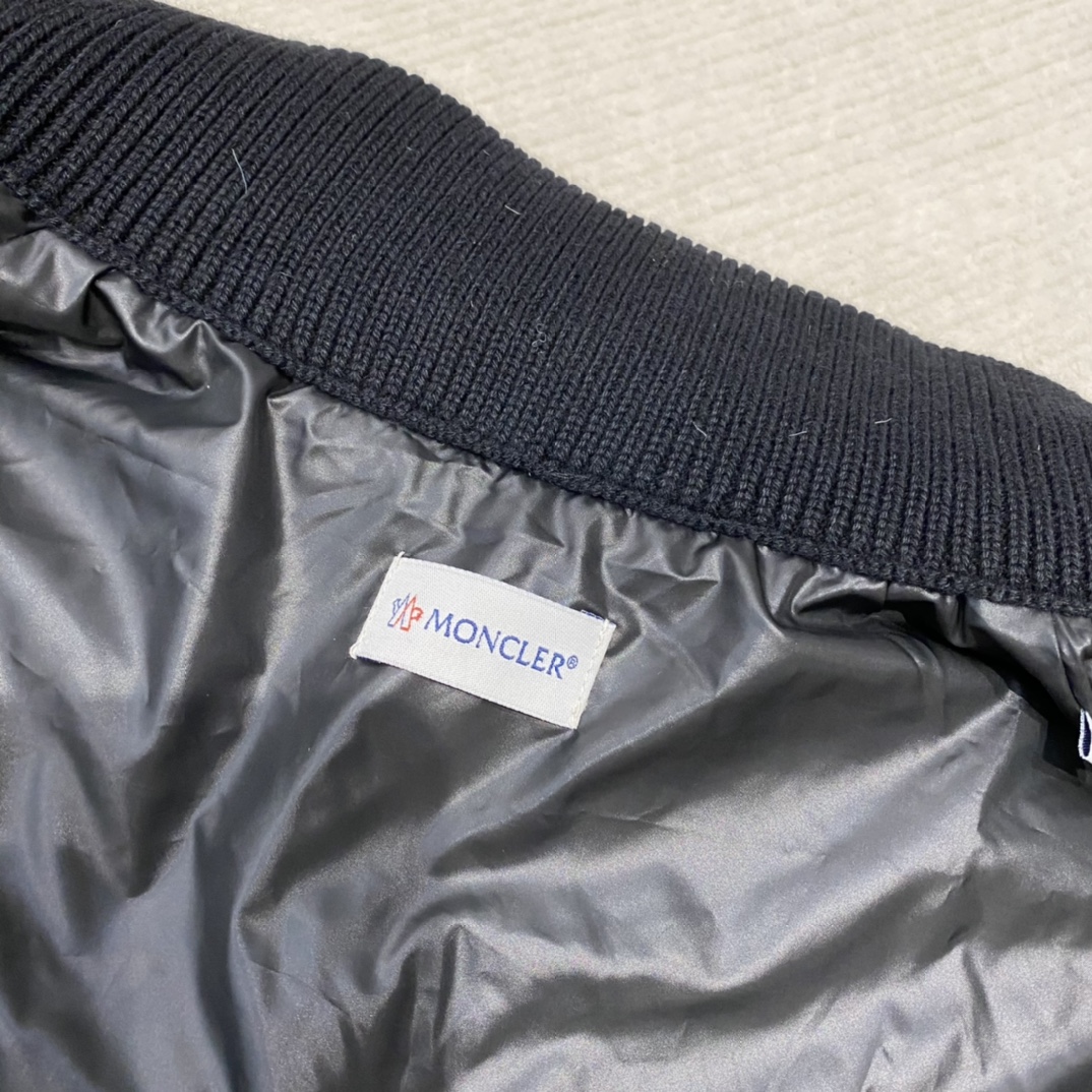 Guangzhou high-version Moncler women's cardigan stand collar spliced knitted down jacket. Colors: black/white. Sizes: S/M/L/XL.-Big cat