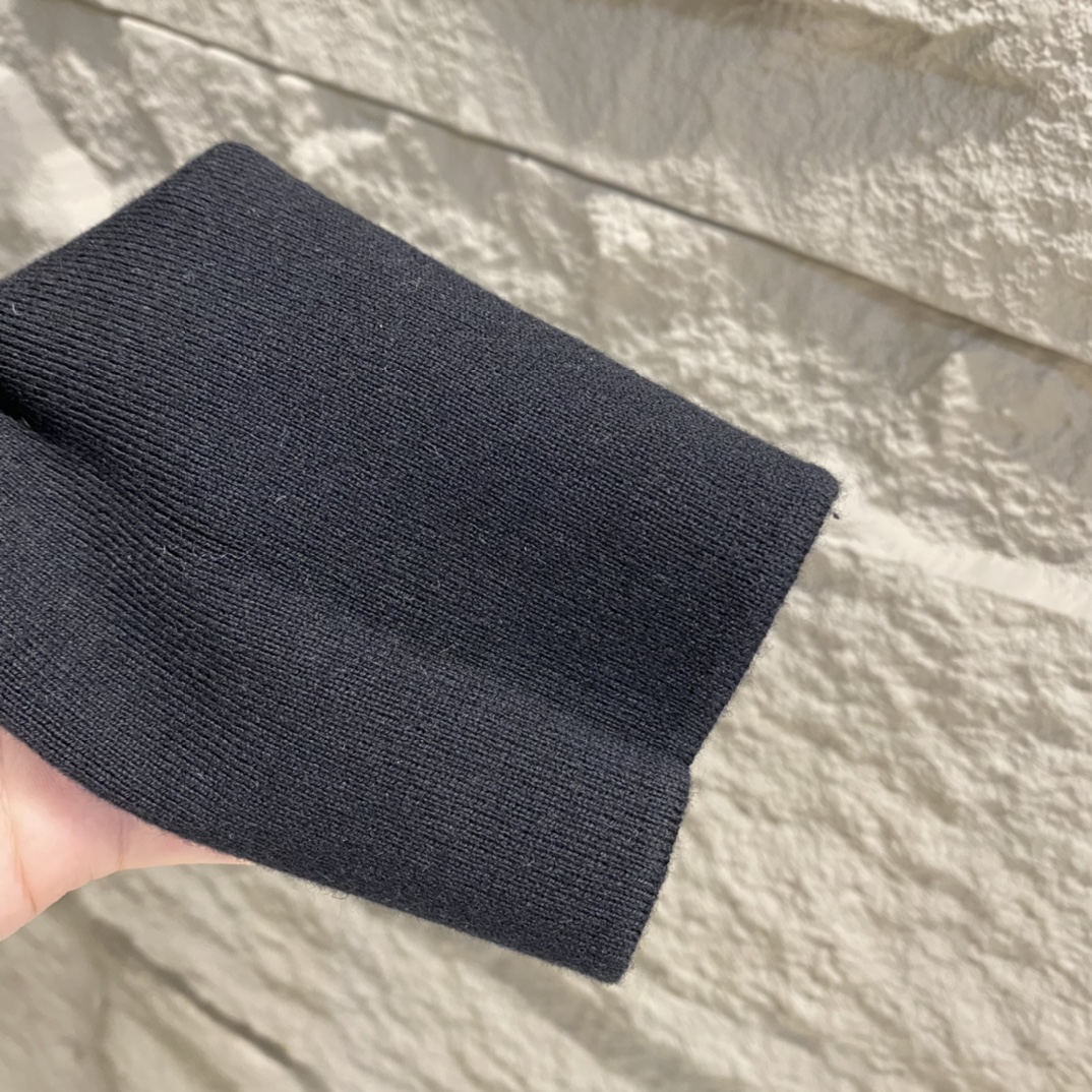 Guangzhou high-version Moncler women's cardigan stand collar spliced knitted down jacket. Colors: black/white. Sizes: S/M/L/XL.-Big cat