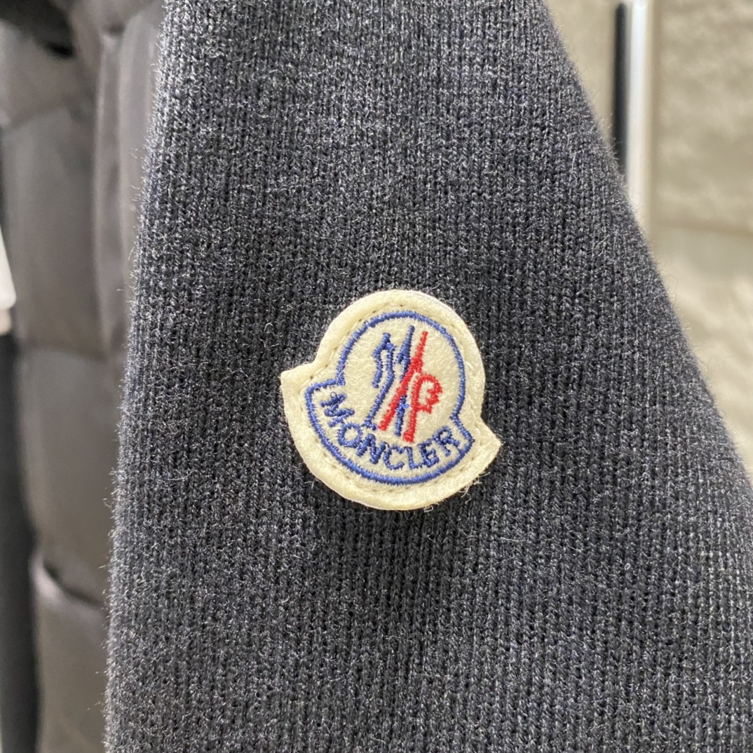 Guangzhou high-version Moncler women's cardigan stand collar spliced knitted down jacket. Colors: black/white. Sizes: S/M/L/XL.-Big cat