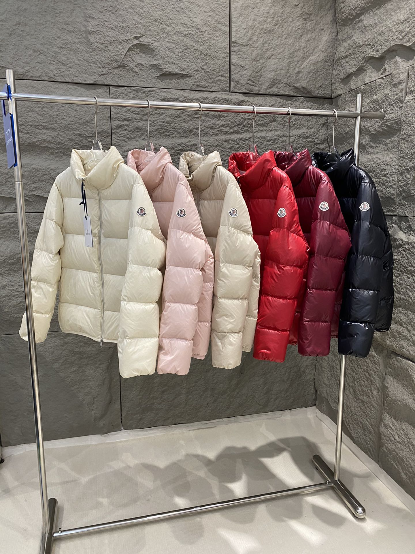 Nueva chaqueta de plumas Moncler Abbadia, confeccionada en el icónico tejido nylon laqué, con un efecto brillante y her…