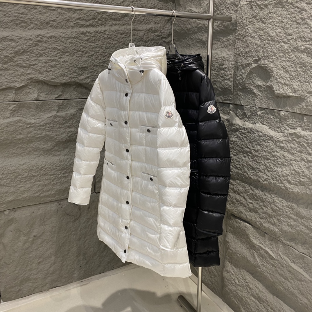 Top Moncler women's mid-length hooded down jacket, slim fit, 4 front pockets, hidden side zippers, adjustable waist. Colors: black/white. Sizes: 1/2/3.-Big cat