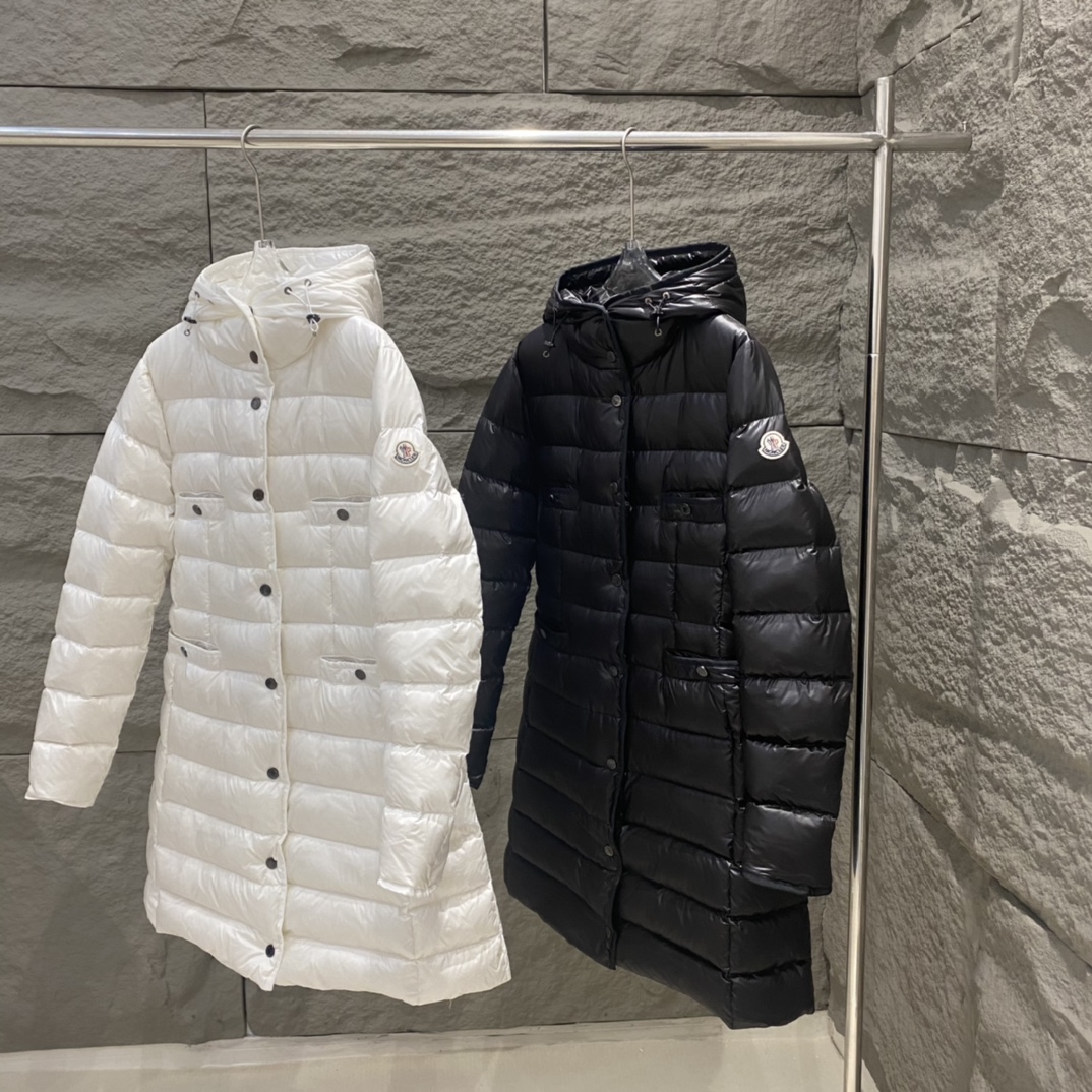 Top Moncler women's mid-length hooded down jacket, slim fit, 4 front pockets, hidden side zippers, adjustable waist. Colors: black/white. Sizes: 1/2/3.-Big cat