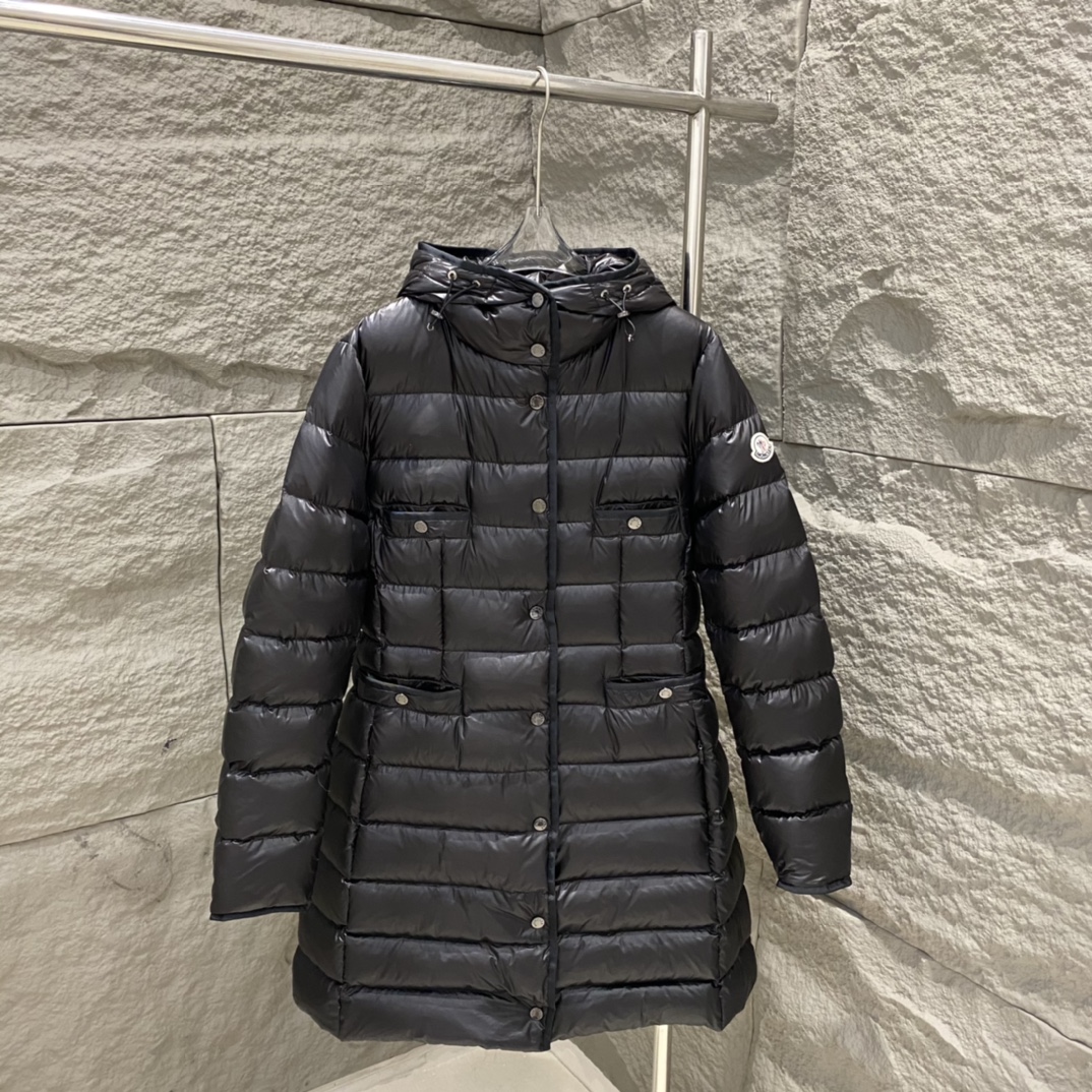 Top Moncler women's mid-length hooded down jacket, slim fit, 4 front pockets, hidden side zippers, adjustable waist. Colors: black/white. Sizes: 1/2/3.-Big cat