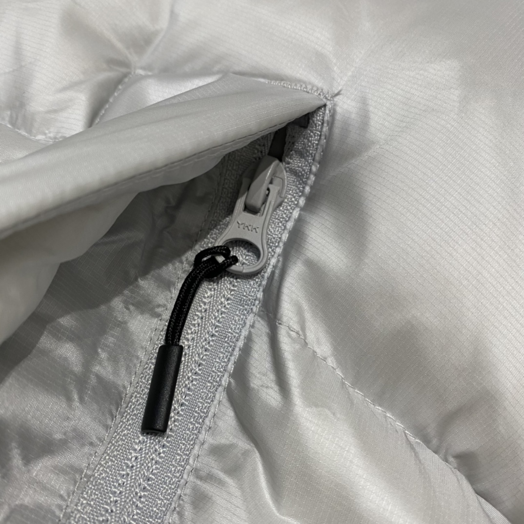 Canada Goose Crofton series red label down jacket for men and women. Top quality, high comfort. Features embroidered logo, YKK zipper, water-resistant fabric, 90% down filling. Colors: Silver Gray/Black. Sizes: XS to XL.-Big cat