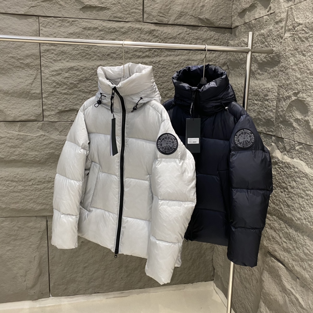 Canada Goose Crofton series down jacket, unisex. Top quality, high comfort. Features embroidered logo, YKK zipper, waterproof, 90% down fill, lightweight and warm. Colors: Silver Gray/Black. Sizes: XS to XL.-Big cat