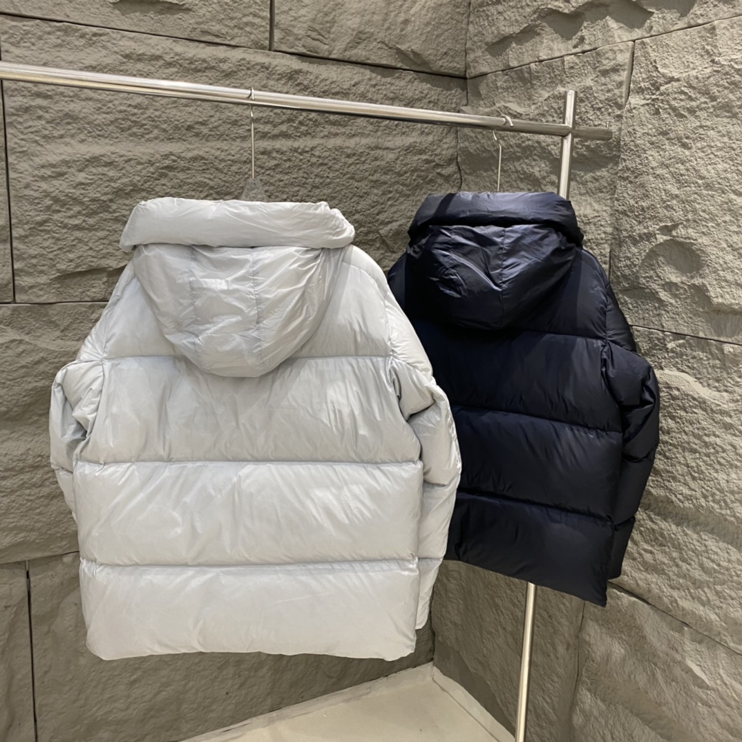 Canada Goose Crofton series down jacket, unisex. Top quality, high comfort. Features embroidered logo, YKK zipper, waterproof, 90% down fill, lightweight and warm. Colors: Silver Gray/Black. Sizes: XS to XL.-Big cat