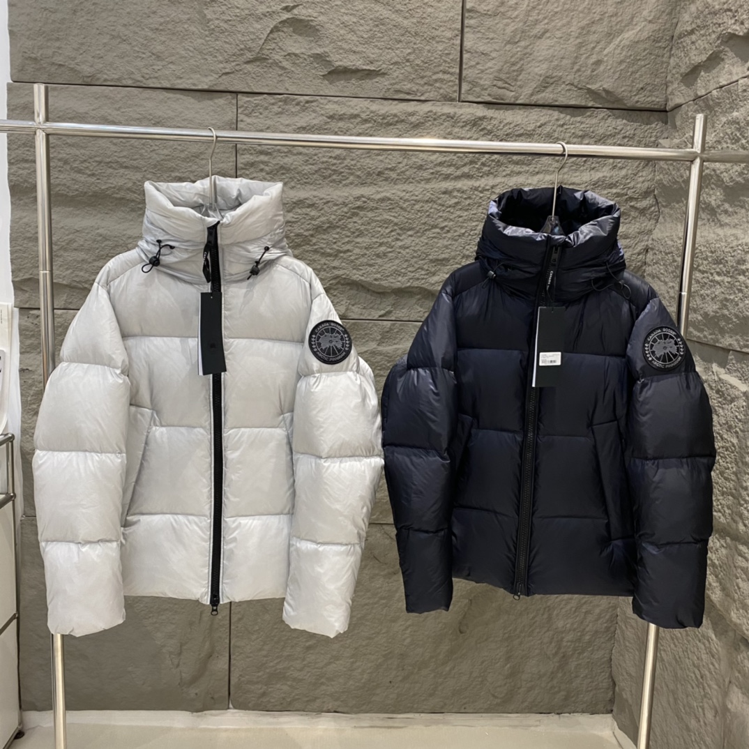 Canada Goose Crofton series down jacket, unisex. Top quality, high comfort. Features embroidered logo, YKK zipper, waterproof, 90% down fill, lightweight and warm. Colors: Silver Gray/Black. Sizes: XS to XL.-Big cat