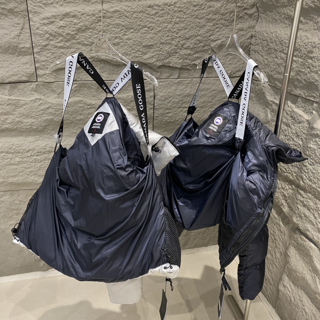 Canada Goose Crofton series down jacket, unisex. Top quality, high comfort. Features embroidered logo, YKK zipper, waterproof, 90% down fill, lightweight and warm. Colors: Silver Gray/Black. Sizes: XS to XL.-Big cat