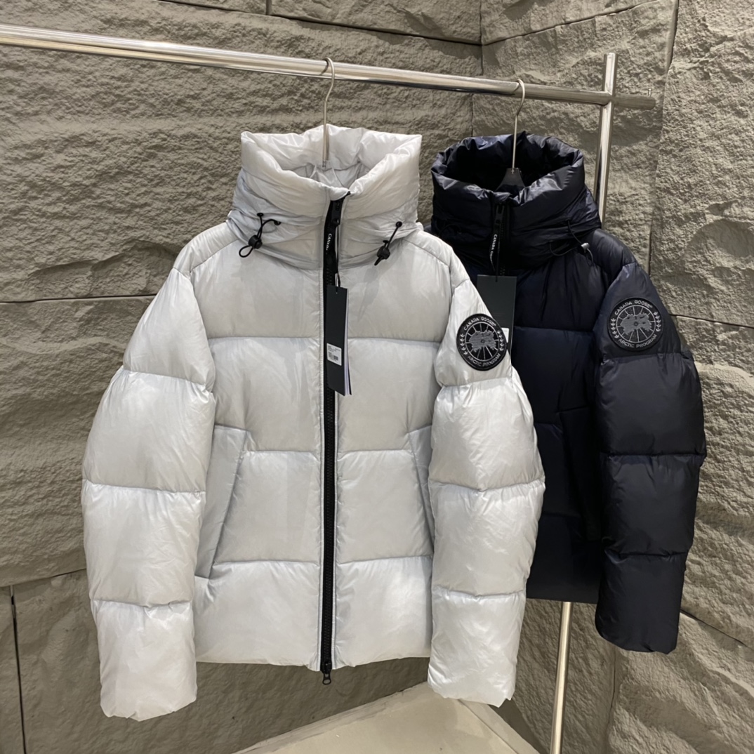 Canada Goose Crofton series down jacket, unisex. Top quality, high comfort. Features embroidered logo, YKK zipper, waterproof, 90% down fill, lightweight and warm. Colors: Silver Gray/Black. Sizes: XS to XL.-Big cat