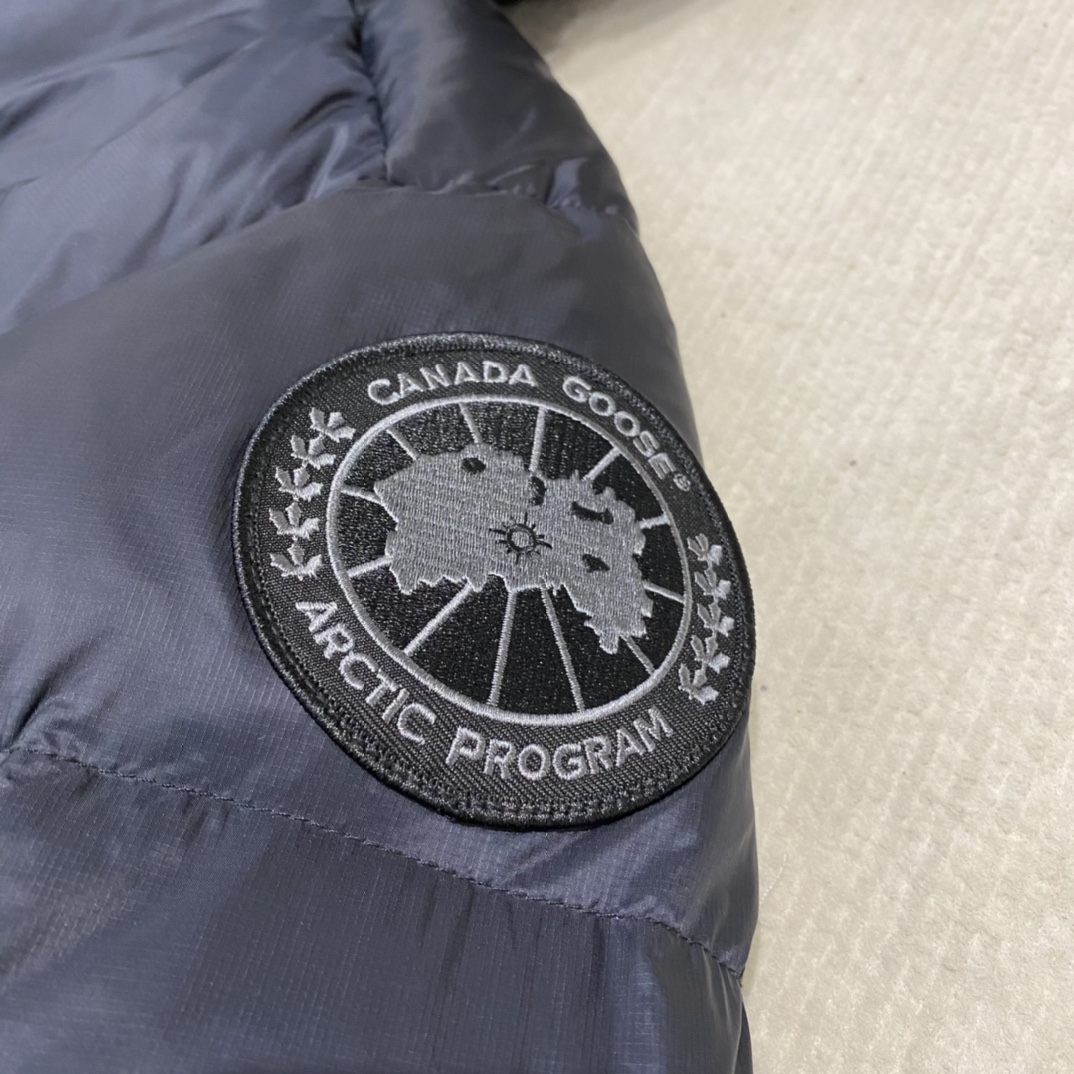 Canada Goose Crofton Series Red Label Down Jacket for Men and Women. Top quality, high comfort. Features embroidered logo, YKK zipper, water-resistant fabric, 90% down filling. Detachable inner straps. Colors: Silver Gray/Black. Sizes: XS to XL.-Big cat