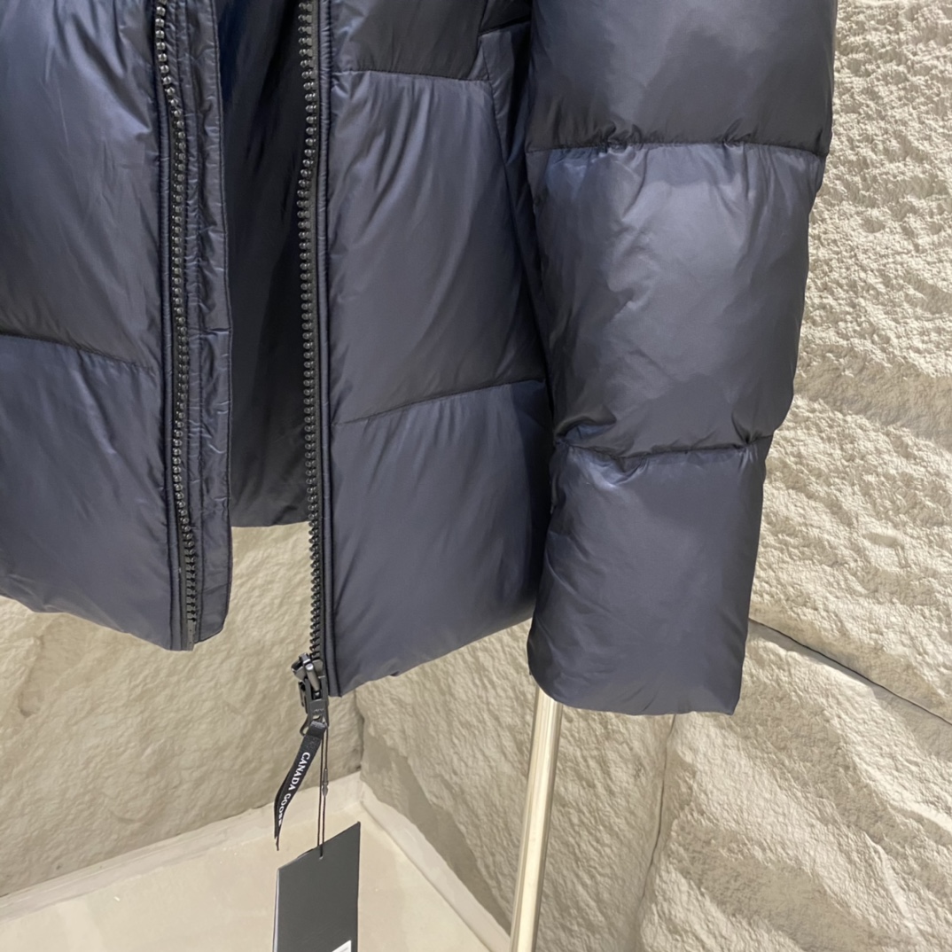 Canada Goose Crofton Series Red Label Down Jacket for Men and Women. Top quality, high comfort. Features embroidered logo, YKK zipper, water-resistant fabric, 90% down filling. Detachable inner straps. Colors: Silver Gray/Black. Sizes: XS to XL.-Big cat