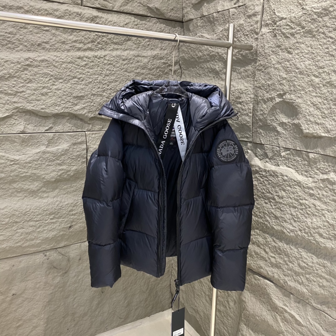 Canada Goose Crofton Series Red Label Down Jacket for Men and Women. Top quality, high comfort. Features embroidered logo, YKK zipper, water-resistant fabric, 90% down filling. Detachable inner straps. Colors: Silver Gray/Black. Sizes: XS to XL.-Big cat