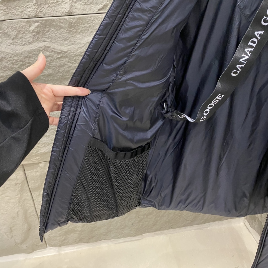 Canada Goose Crofton Series Red Label Down Jacket for Men and Women. Top quality, high comfort. Features embroidered logo, YKK zipper, water-resistant fabric, 90% down filling. Detachable inner straps. Colors: Silver Gray/Black. Sizes: XS to XL.-Big cat