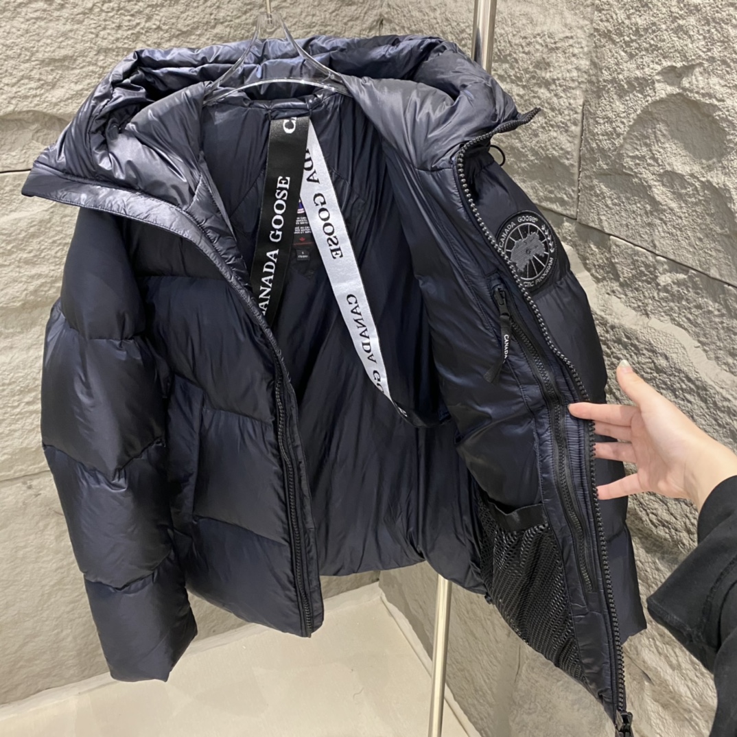 Canada Goose Crofton Series Red Label Down Jacket for Men and Women. Top quality, high comfort. Features embroidered logo, YKK zipper, water-resistant fabric, 90% down filling. Detachable inner straps. Colors: Silver Gray/Black. Sizes: XS to XL.-Big cat