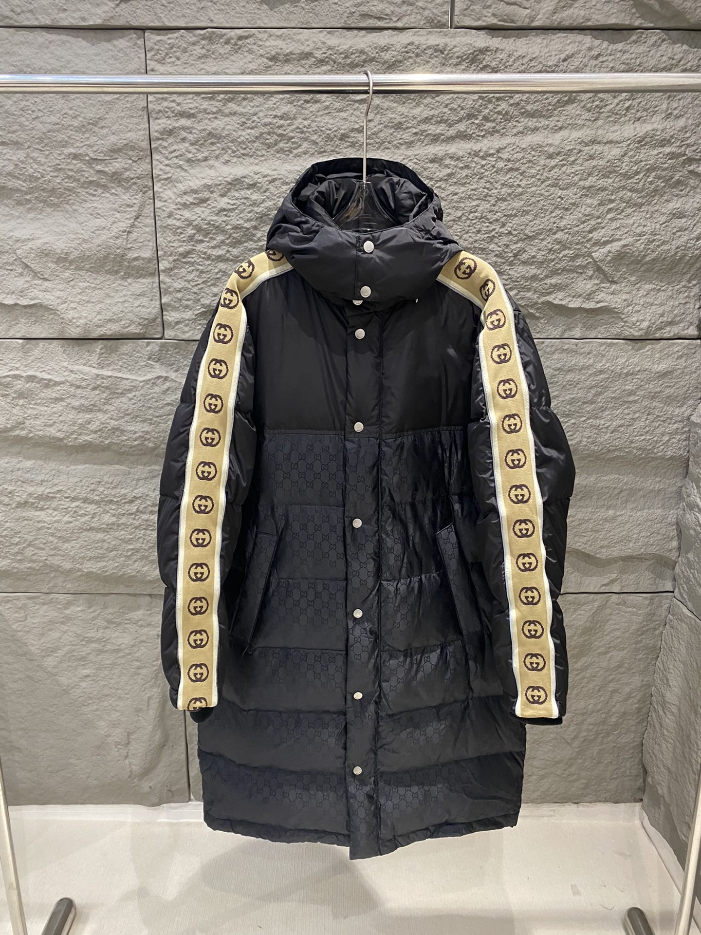 High-end foreign trade Gucci classic jacquard fabric patchwork, long sleeve down jacket. Imported nylon jacquard, GG letter tape on sleeves, reflective trim, loose fit, unisex. Detachable hood, heavy ribbed windproof cuffs. 90% down filling. Sizes: S/M/L/XL.-Big cat