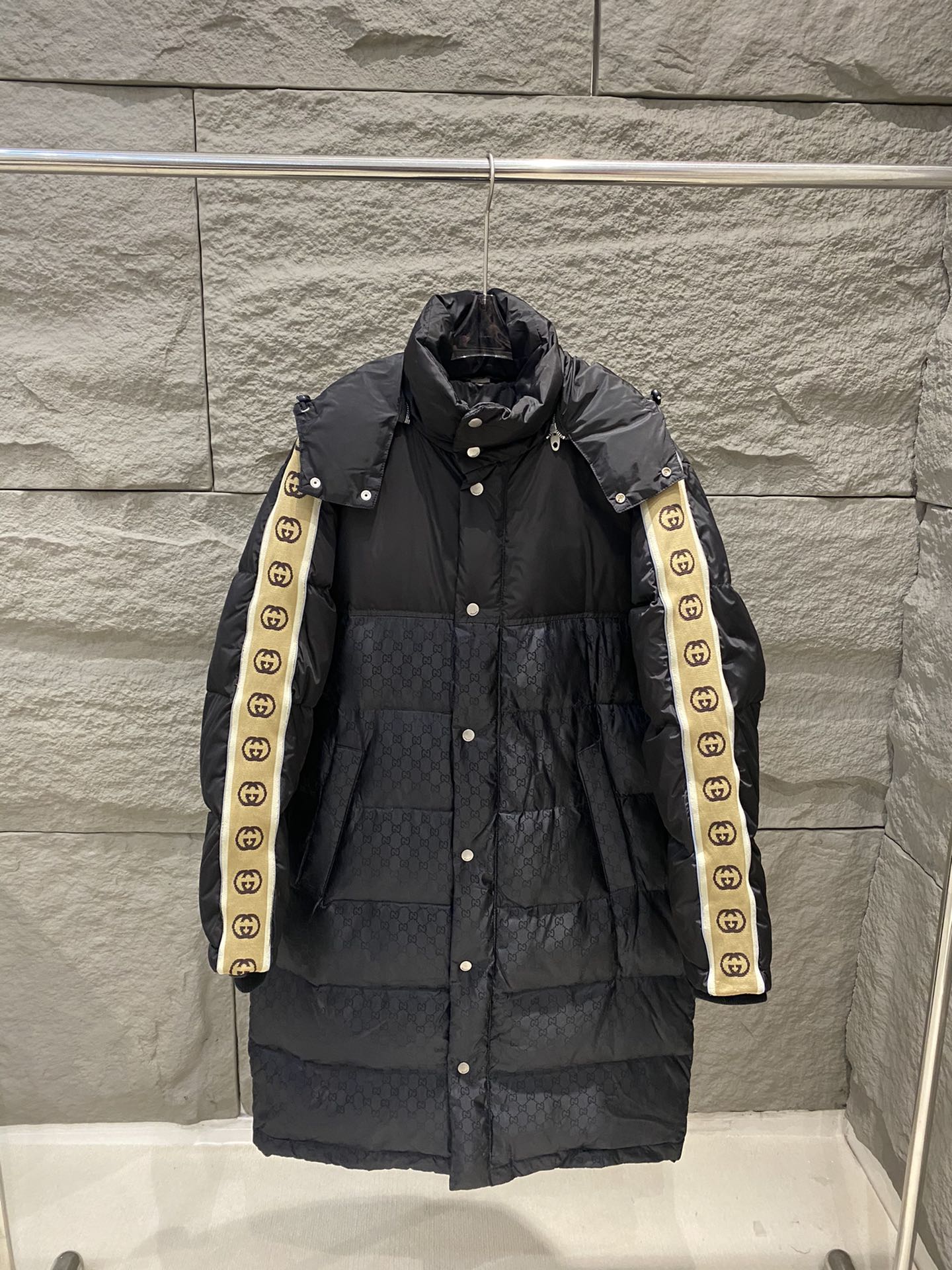 High-end foreign trade Gucci classic jacquard fabric patchwork, long sleeve down jacket. Imported nylon jacquard, GG letter tape on sleeves, reflective trim, loose fit, unisex. Detachable hood, heavy ribbed windproof cuffs. 90% down filling. Sizes: S/M/L/XL.-Big cat