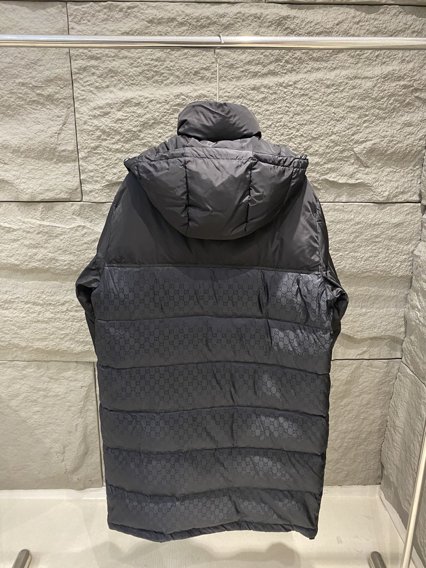 High-end foreign trade Gucci classic jacquard fabric patchwork, long sleeve down jacket. Imported nylon jacquard, GG letter tape on sleeves, reflective trim, loose fit, unisex. Detachable hood, heavy ribbed windproof cuffs. 90% down filling. Sizes: S/M/L/XL.-Big cat