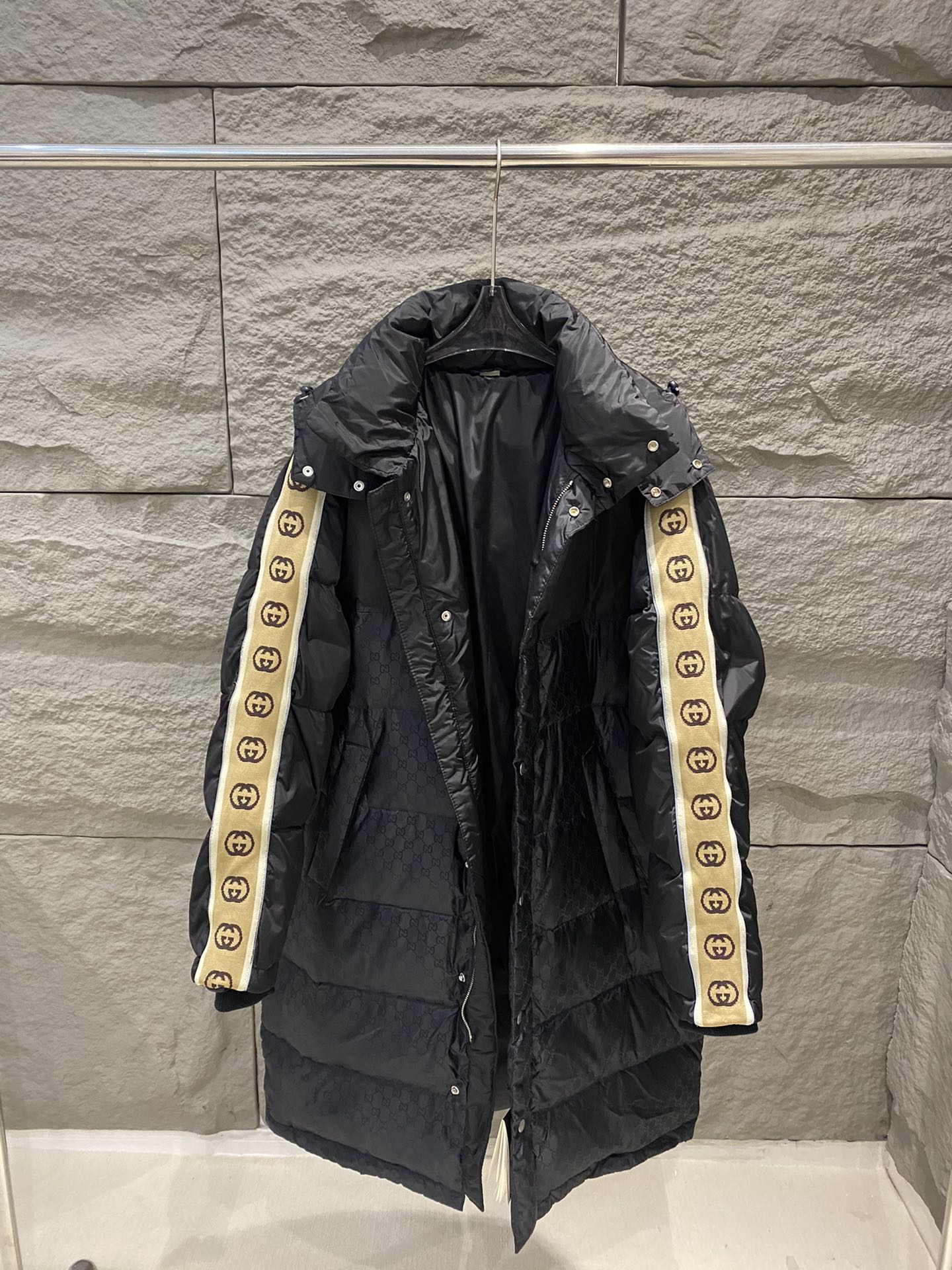 High-end foreign trade Gucci classic jacquard fabric patchwork, long sleeve down jacket. Imported nylon jacquard, GG letter tape on sleeves, reflective trim, loose fit, unisex. Detachable hood, heavy ribbed windproof cuffs. 90% down filling. Sizes: S/M/L/XL.-Big cat