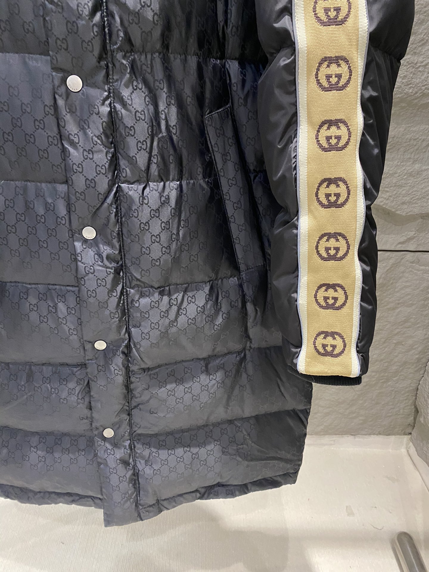 High-end foreign trade Gucci classic jacquard fabric patchwork, long sleeve down jacket. Imported nylon jacquard, GG letter tape on sleeves, reflective trim, loose fit, unisex. Detachable hood, heavy ribbed windproof cuffs. 90% down filling. Sizes: S/M/L/XL.-Big cat