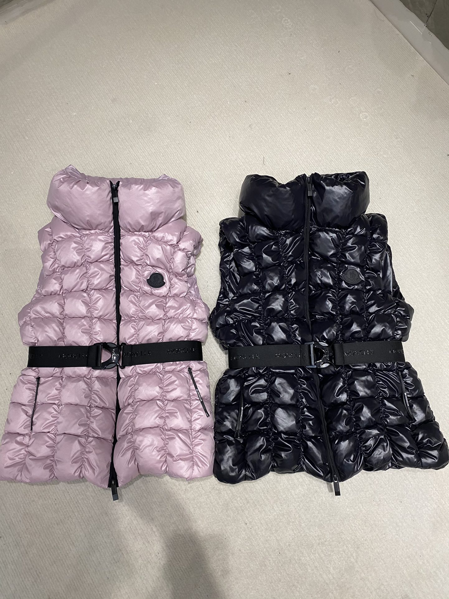NO:589705,Comes with dust bag Moncler 25 new arrivals for autumn and winter Emilion women's square quilted down vest Emilion down vest interprets geometric quilting with a square pattern, showing an eye-catching design. Made of nylon laqué fabric, with an elastic waistband, highlighting the flared silhouette Color pink purple/black Size 0/1/2,, down jacket, alexander wang19860909配防尘袋Moncler 25秋冬新品 Emilion女士方形绗缝羽绒马甲 Emilion羽绒马甲以方形图案演绎几何绗缝,展现瞩目设计.采用nylon laqué面料制成,搭配弹性腰带,突显喇叭形廓形 颜色粉紫色/黑色 尺码0/1/2,,down jacket,alexander wang,Women's clothing