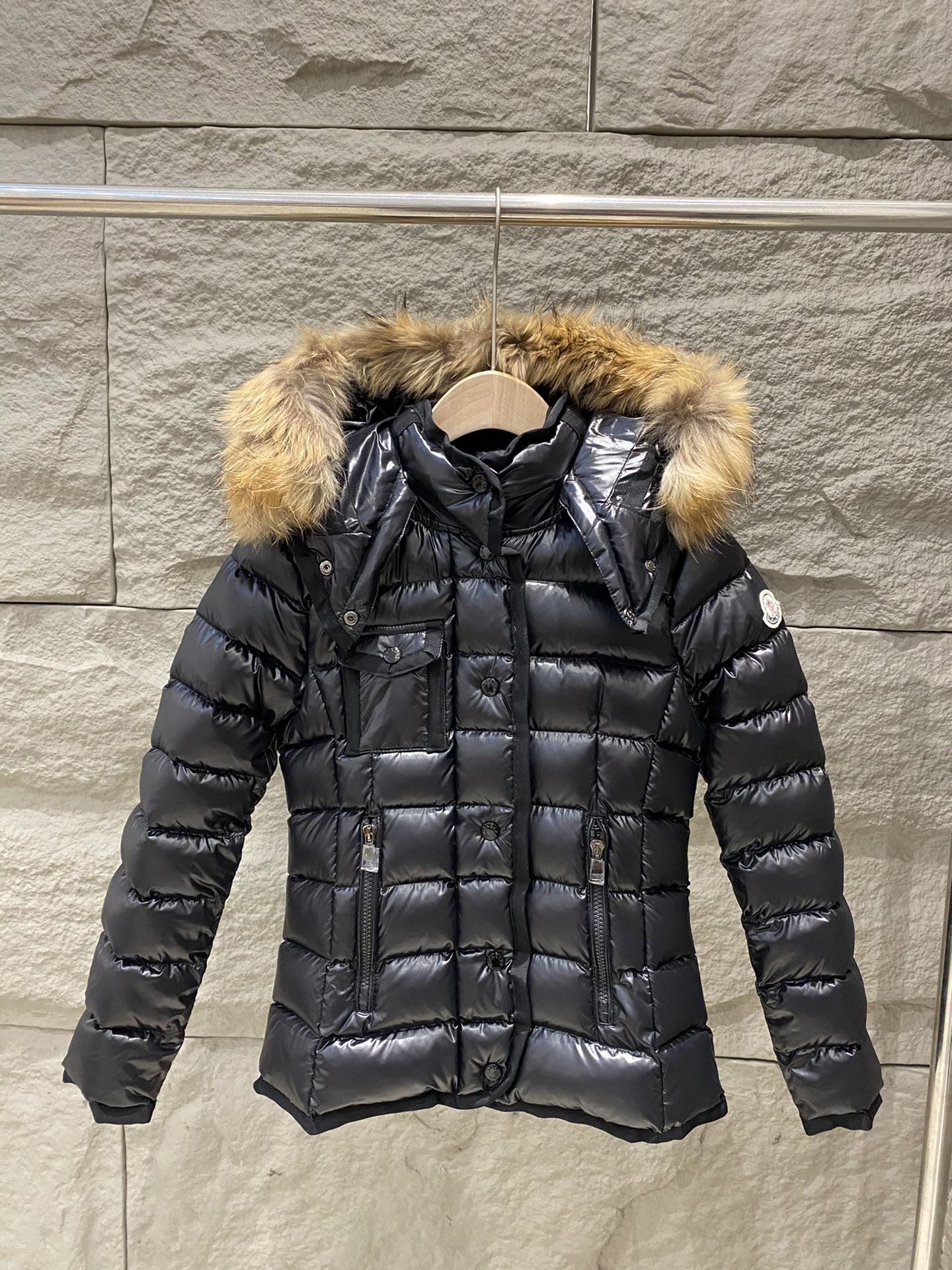 NO:589735,With dust bag Moncler ARMOISE slim fit fox fur collar hooded down jacket, goose down filling, high version, size 1/2/3/4,,down jacket,hats,alexander wang19860909配防尘袋Moncler ARMOISE修身款狐狸毛领连帽羽绒服 鹅绒填充 高版本 尺码1/2/3/4,,down jacket,hats,alexander wang,Women's clothing