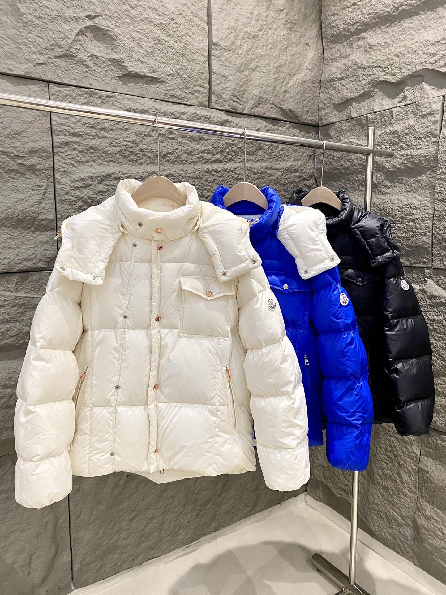 NO:590969,Comes with dust bag Moncler 25 new arrivals Serfanto hooded double-breasted down jacket Jacket The Serfanto down jacket cleverly uses shapes and textures to express a modern style. Designed in a short length, it is made of functional superlaqué nylon fabric with a glossy finish. This hooded thermal piece has a double snap closure to create an asymmetrical shape. The body and sleeves are decorated with different sizes of quilting to highlight the geometric atmosphere. Color Cream/Royal Blue/Black  Size 1/2/3/4,,jackets & coats,jackets & coats,down jacket,hats,alexander wang19860909配防尘袋Moncler 25秋冬新品 Serfanto连帽双排扣羽绒夹克外套 Serfanto羽绒夹克巧妙运用造型和纹理,尽展现代风格.短款设计,采用功能性superlaqué尼龙面料制成,具有光泽饰面,这款连帽保暖单品搭配双按扣开合,演绎不对称造型.衣身和衣袖饰有不同尺寸的绗缝,彰显几何气息. 颜色奶白色/宝蓝色/黑色 尺码1/2/3/4,,jackets & coats,jackets & coats,down jacket,hats,alexander wang,Women's clothing