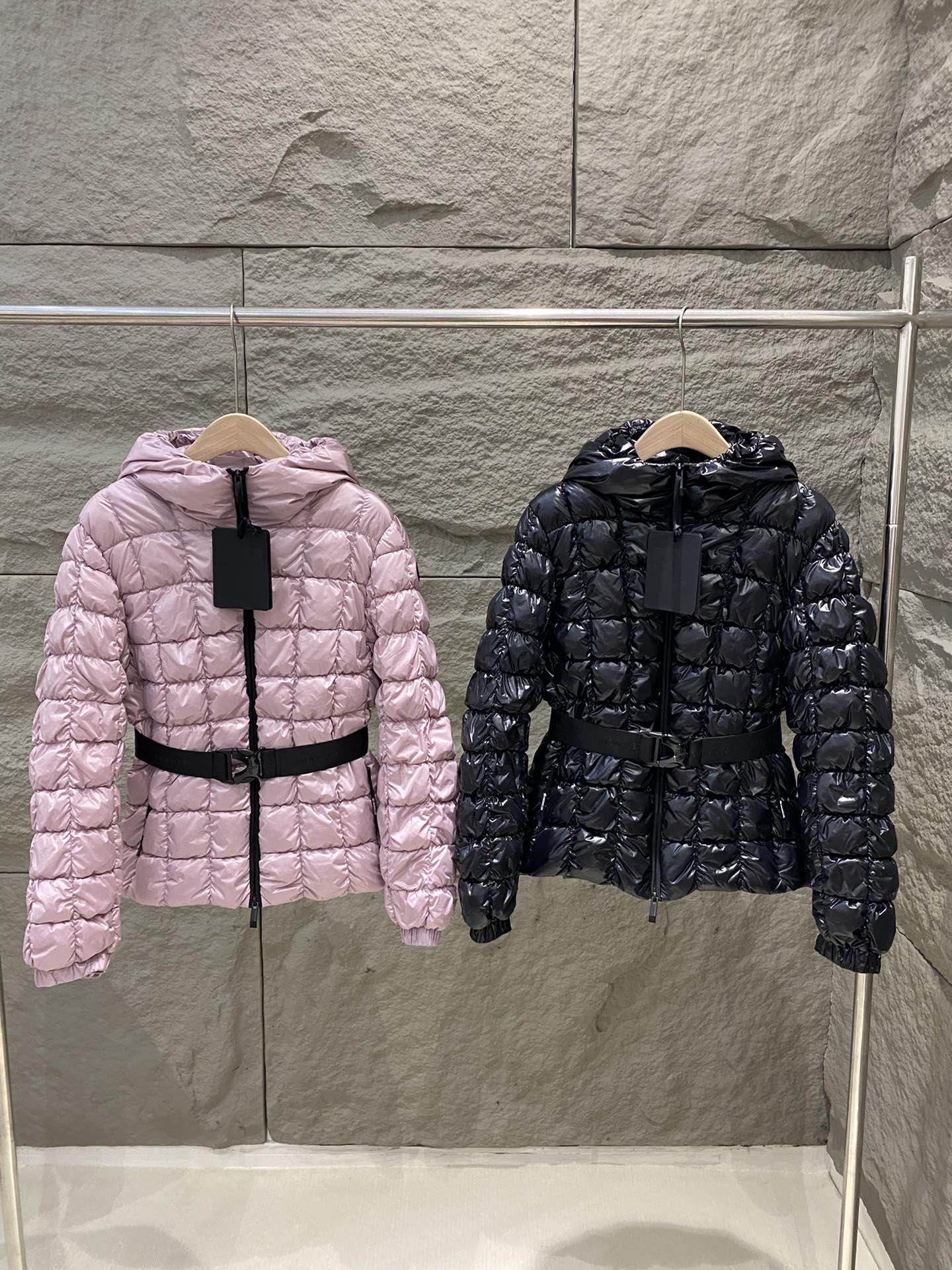 NO:589764,Comes with dust bag Moncler 25 new arrival Eynard hooded square quilted short down jacket for women Eynard down jacket uses square pattern to interpret geometric quilting, showing eye-catching design. Short version, made of nylonlaqué fabric, with elastic waistband, highlighting the flared silhouette. Color pink/black Size 0/1/2,,jackets & coats,jackets & coats,down jacket,hats,alexander wang19860909配防尘袋Moncler 25秋冬新品 Eynard连帽方形绗缝短款羽绒服女款夹克外套 Eynard羽绒夹克以方形图案演绎几何绗缝,展现瞩目设计.短款版型,采用nylonlaqué面料制成,搭配弹性腰带,突显喇叭型廓形.颜色粉色/黑色 尺码0/1/2,,jackets & coats,jackets & coats,down jacket,hats,alexander wang,Women's clothing