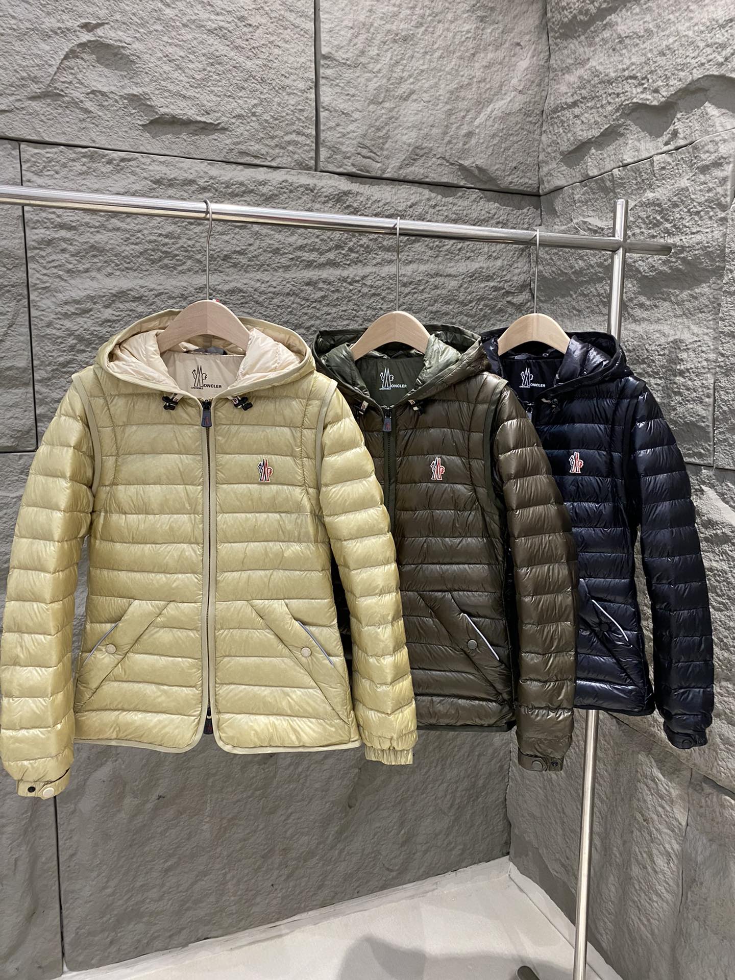 NO:590963,Comes with dust bag Moncler 25 new autumn and winter Karura 2-in-1 short outdoor down jacket women's jacket with detachable sleeves Karura women's short down jacket is a Moncler Grenoble item specially designed for outdoor activities, which can provide protection without being heavy. Made of lightweight and durable fine fabrics, the surface has been functionally treated. The detachable sleeves allow the item to be worn as a vest or jacket, highlighting practicality. Color sand beige/military green/black  Size 1/2/3/4,,jackets & coats,jackets & coats,down jacket,alexander wang19860909配防尘袋Moncler 25秋冬新款 Karura二合一短款户外羽绒服女款夹克外套 可脱卸袖子 Karura女士短款羽绒夹克是专为户外活动而设计的MonclerGrenoble单品,可提供保护而不显厚重.采用轻盈耐久的细密面料制成,表面经过功能性处理.可拆卸衣袖令单品可作为马甲或夹克穿着,彰显实用性 颜色沙米色/军绿色/黑色 尺码1/2/3/4,,jackets & coats,jackets & coats,down jacket,alexander wang,Women's clothing