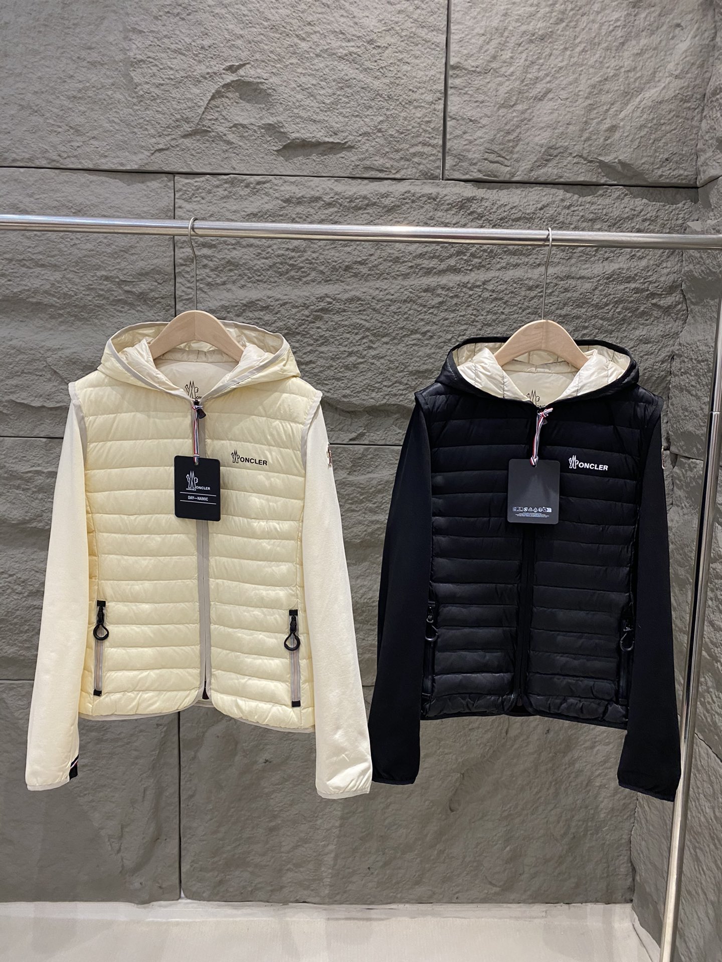 NO:589750,Comes with dust bag Moncler 25 new autumn and winter women's hooded sweatshirt spliced outdoor down jacket. This cotton hooded sweatshirt has a padded down front and can be worn as a layered jacket in warm weather. The hooded style is made of soft elastic fabric to support free movement during exercise, and is paired with wristbands to add warmth and care. Color Ivory/Black Size S/M/L/XL, hoodie, sweatshirts, jackets & coats, down  jacket,hats,alexander wang19860909配防尘袋Moncler 25秋冬新款 女士连帽卫衣拼接户外羽绒服外套 这款棉质连帽卫衣配有填充羽绒正面,可在温暖天气作为外套叠搭穿着.连帽款式,采用柔软的弹性面料,支持运动时自如活动,搭配护腕,增添温暖呵护. 颜色象牙白/黑色 尺码S/M/L/XL,,hoodie,sweatshirts,jackets & coats,down jacket,hats,alexander wang,Women's clothing