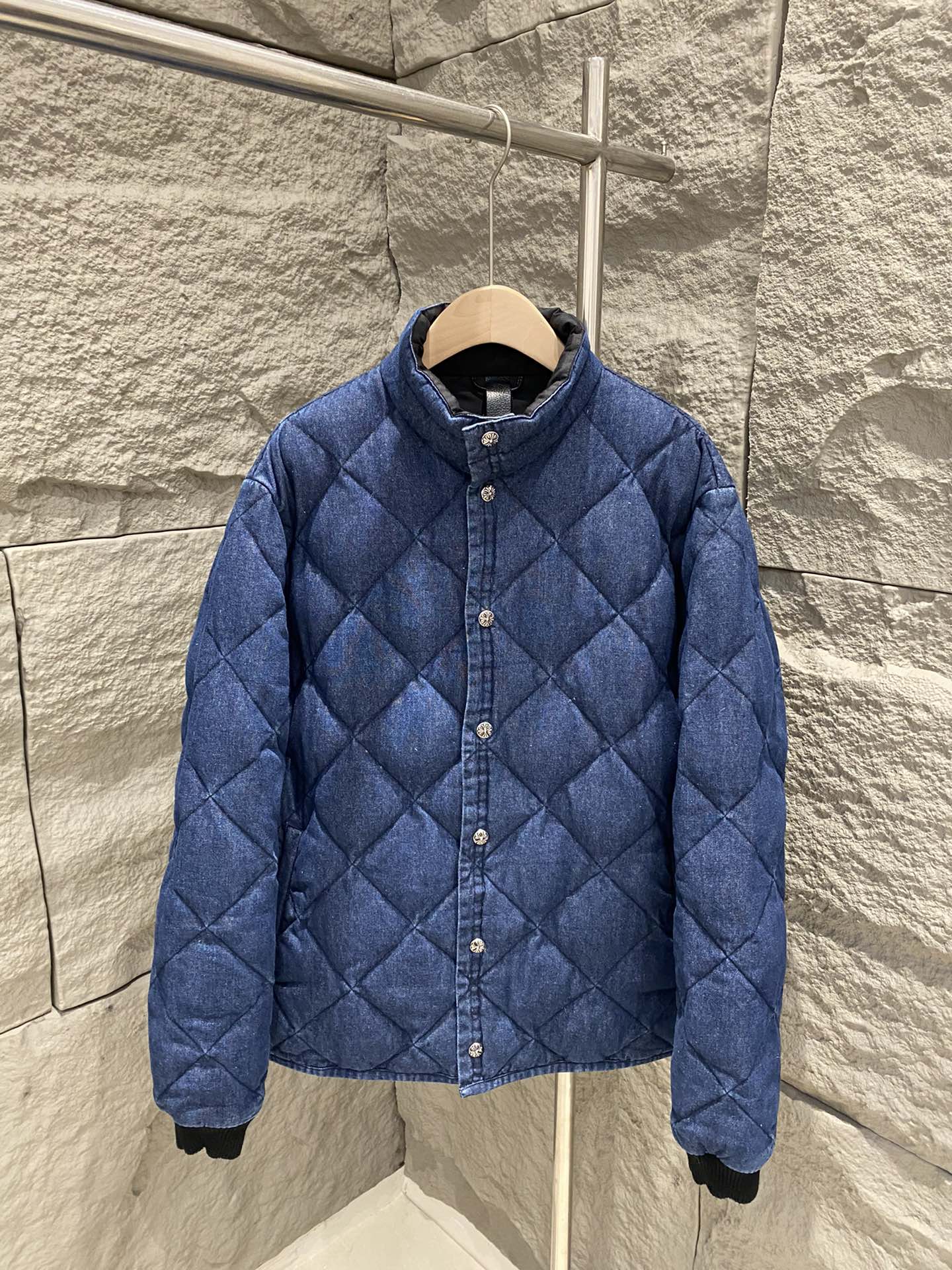 NO:589720,Comes with dust bag Chrome Hearts 25 new autumn and winter denim rhombus down jacket, fashionable and must be Chrome Hearts!  Great product. The texture is up. The buttons all over are decorated with Chrome Hearts classic cross flower silver buckles. It keeps you warm without losing style. One piece is enough for winter. Sizes S/M/L/XL,,chrome hearts,chrome hearts,jackets & coats,jackets & coats,down jacket,alexander wang19860909配防尘袋Chrome Hearts 克罗心 25秋冬新款 牛仔菱格纹羽绒服夹克外套,时髦还得是克罗心！重磅好货 质感up,全身纽扣使用克罗心经典十字花银扣点缀.保暖又不失造型 冬天一件足矣,尺码S/M/L/XL,,chrome hearts,chrome hearts,jackets & coats,jackets & coats,down jacket,alexander wang,Women's clothing