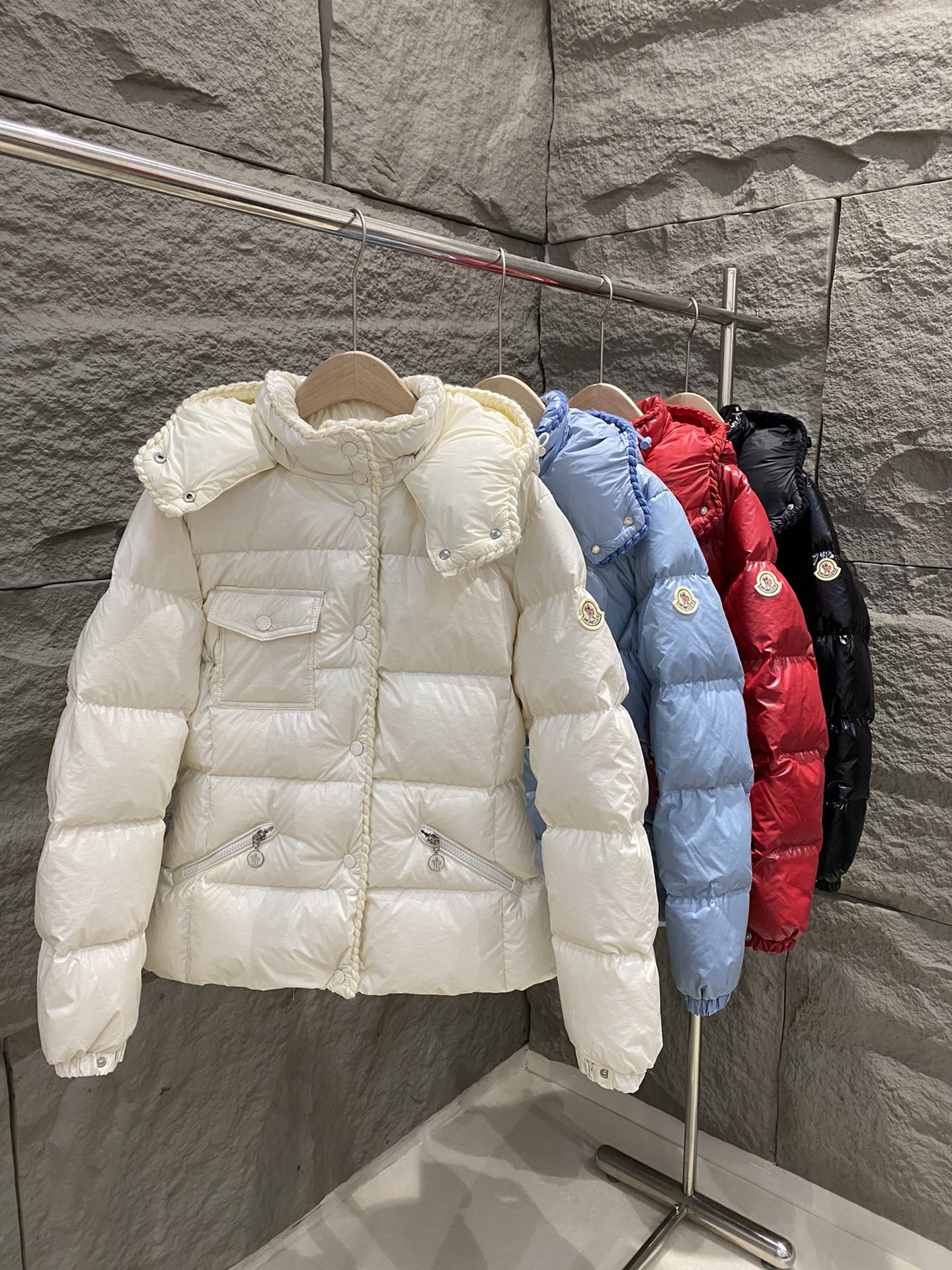 NO:590957,Equipped with dust bag Moncler 25 new autumn and winter GLAREINS small waist hooded down jacket, upgraded version of small waist!  It is still a super slim waisted version, with no-wash imitation oil wax leather fabric, and the brim collar and placket are matched with the same color twist braid design, which is elegant and suitable for various exquisite styles. The full set of hardware accessories is customized at 1:1, color-matched snap buttons and pullers, 90 velvet filling, the white moonlight of the popular style!  Color White/Blue/Red/Black Size 1/2/3/4,,jackets & coats,down jacket,hats,alexander wang19860909配防尘袋Moncler 25秋冬新款 GLAREINS小蛮腰连帽羽绒服外套 小蛮腰升级版！依旧是超显瘦的收腰版型,搭配免洗仿油蜡皮面料,帽檐领圈和门襟搭配了同色系麻花编织设计,优雅十足,适配各种精致造型.全套五金辅料1:1定制 配色按扣和拉头 90绒填充,爆款中的白月光！ 颜色白色/蓝色/红色/黑色 尺码1/2/3/4,,jackets & coats,down jacket,hats,alexander wang,Women's clothing