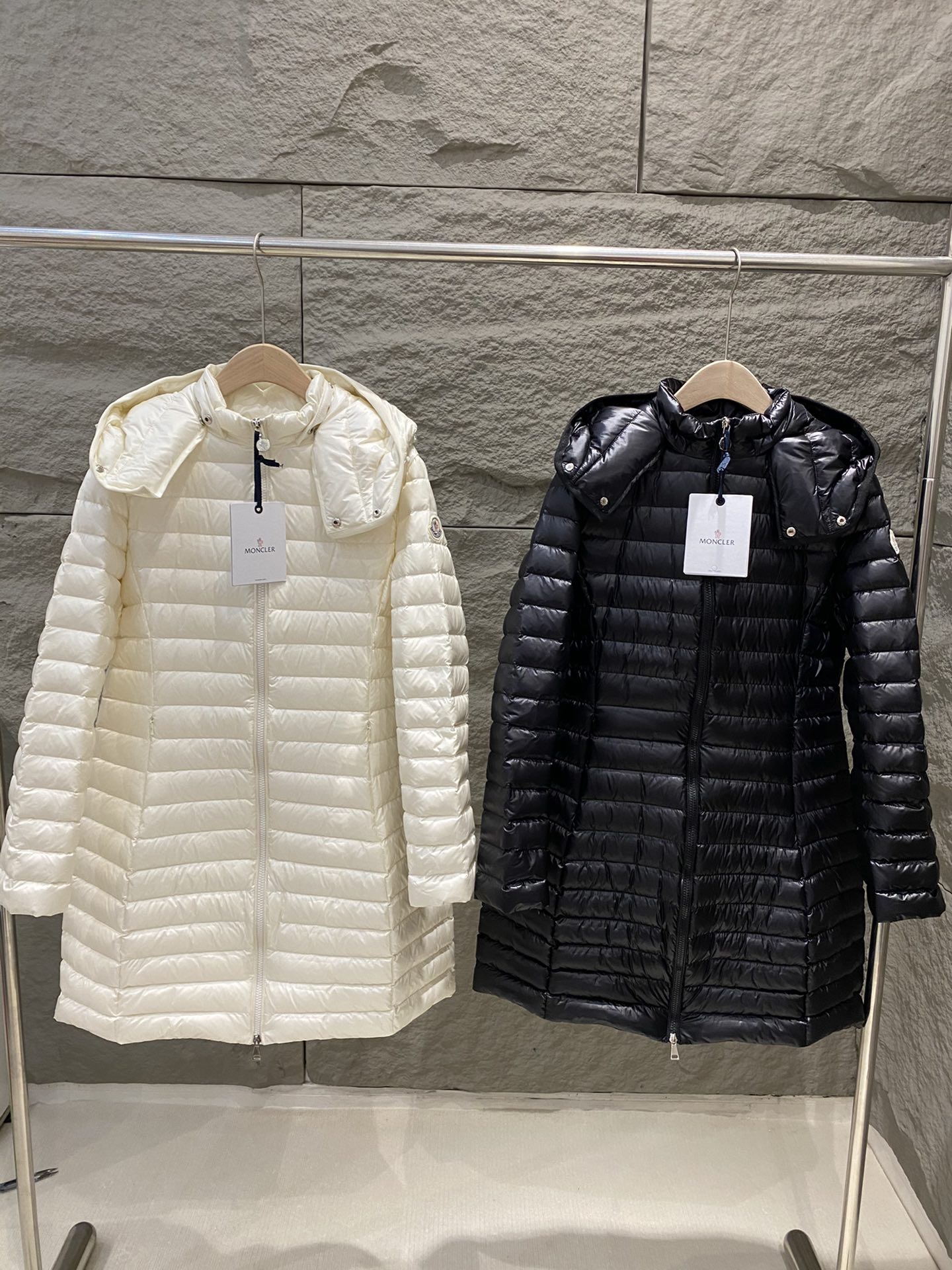 NO:605602,Comes with dust bag Moncler 25 new autumn and winter Igelong hooded long waisted down jacket women's jacket The lgelong down jacket is made of longuesaison fabric, providing a comfortable daily wearing experience. This nylon can resist cold invasion without being heavy, suitable for mild weather. Long design, slim fit, waist design outlines a soft silhouette. Color ivory/black, size 1/2/3/4,,jackets & coats,jackets &  coats,down jacket,hats,alexander wang19860909配防尘袋Moncler 25秋冬新款 Igelong连帽长款收腰羽绒服女款夹克外套 lgelong羽绒夹克采用longuesaison面料制成,提供日常舒适穿着体验.这种尼龙可抵御寒冷侵袭,同时不显厚重,适合温和天气穿着.长款设计,采用修身版型,收腰设计勾勒柔美廓形.颜色象牙白/黑色,尺码1/2/3/4,,jackets & coats,jackets & coats,down jacket,hats,alexander wang,Women's clothing