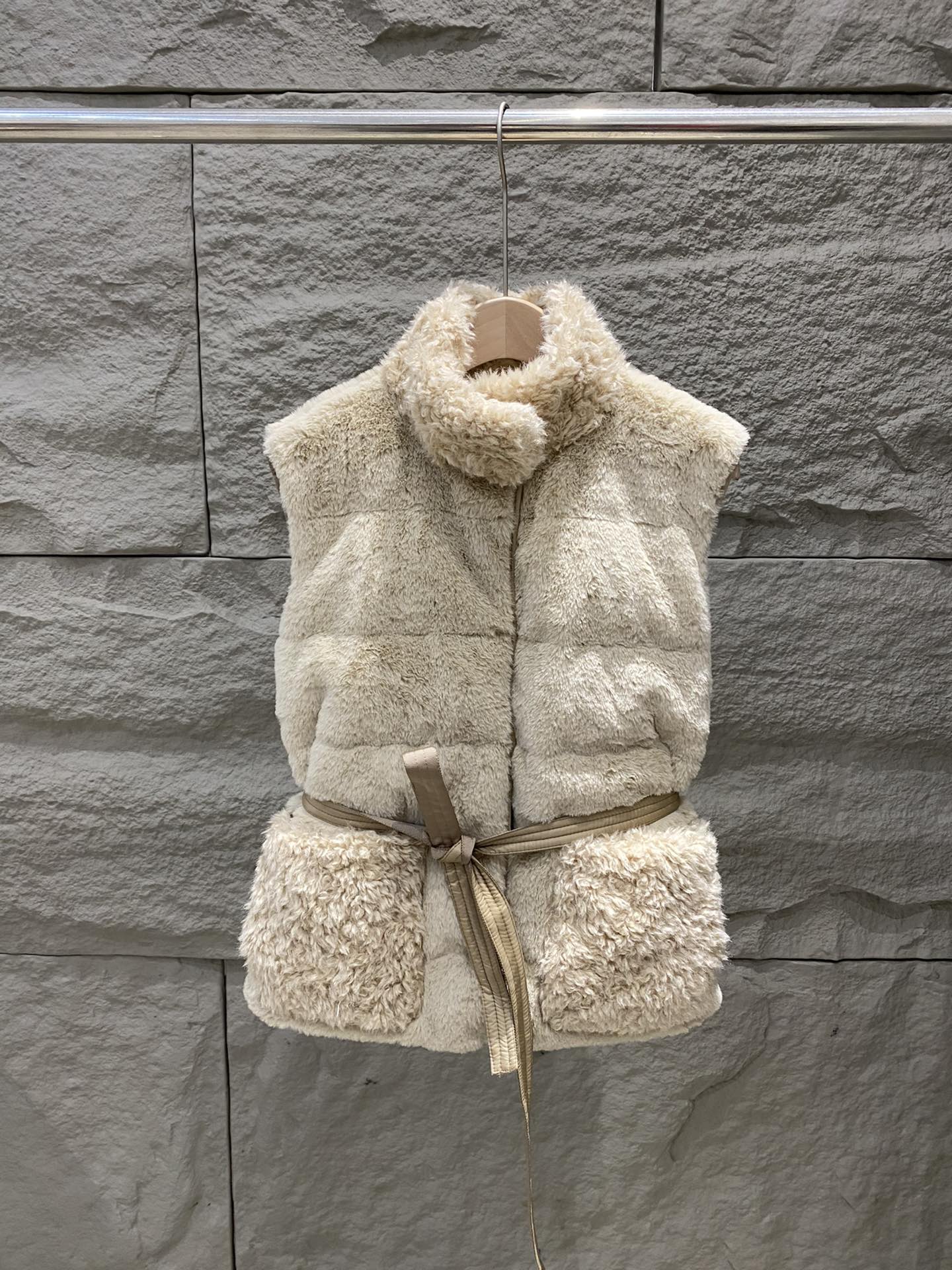 NO:590973,Comes with dust bag Moncler Joui Women's Waist Synthetic and Teddy Down Vest Made from synthetic material, the Joui Down Vest is a refined take on a classic silhouette. It features teddy-style details in a blend of different finishes. This insulated piece has a detachable belt that accentuates your figure, adding a feminine touch to cold weather looks. Color Light Beige Size 0/1/2,, down jacket, alexander wang19860909配防尘袋Moncler Joui女士收腰合成材料和泰迪绒羽绒马甲 Joui羽绒马甲采用合成材料制成,以精美风格演绎经典款式.搭配泰迪绒风格细节,融合不同饰面.这款保暖单品配有可拆卸腰带,可突显身形曲线,为寒冷天气造型增添柔美气息. 颜色浅米色 尺码0/1/2,,down jacket,alexander wang,Women's clothing