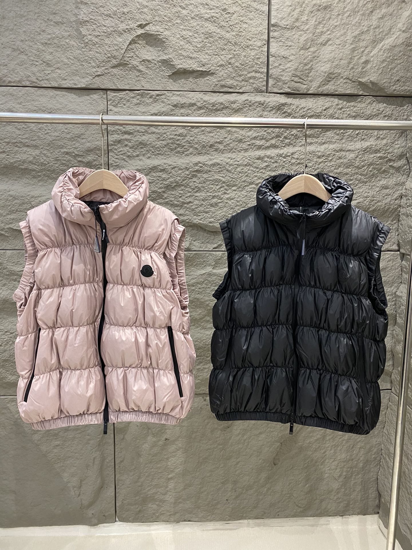 NO:589706,With dust bag Moncler Apriate autumn and winter women's new bud style pleated down vest jacket caterpillar vest high version color pink/black size 0/1/2,,jackets & coats,down jacket,alexander wang19860909配防尘袋Moncler Apriate 秋冬女士新款花苞款褶皱羽绒马甲外套 毛毛虫马甲 高版本 颜色粉色/黑色 尺码0/1/2,,jackets & coats,down jacket,alexander wang,Women's clothing
